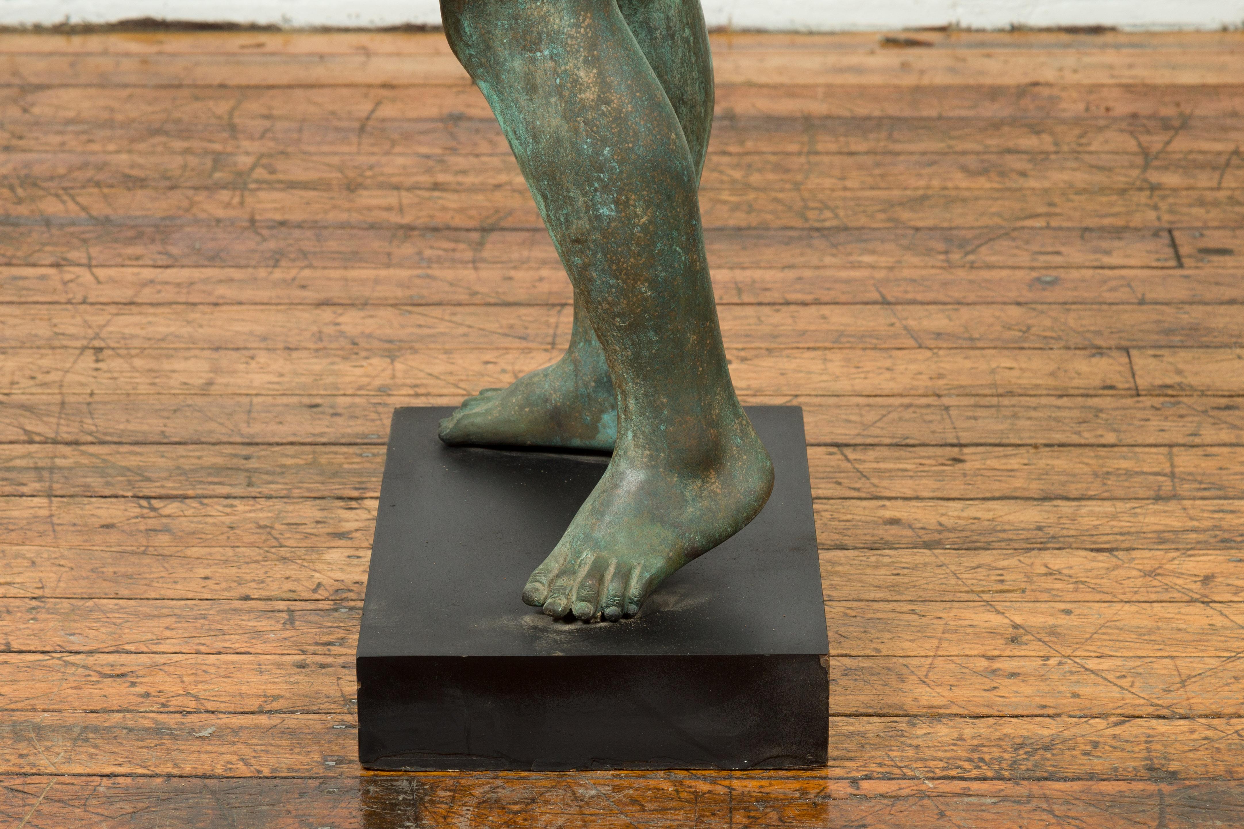 Moulage Greco Roman Style Vintage Verde Bronze Statue d'un homme nu avec des raisins dans les cheveux en vente