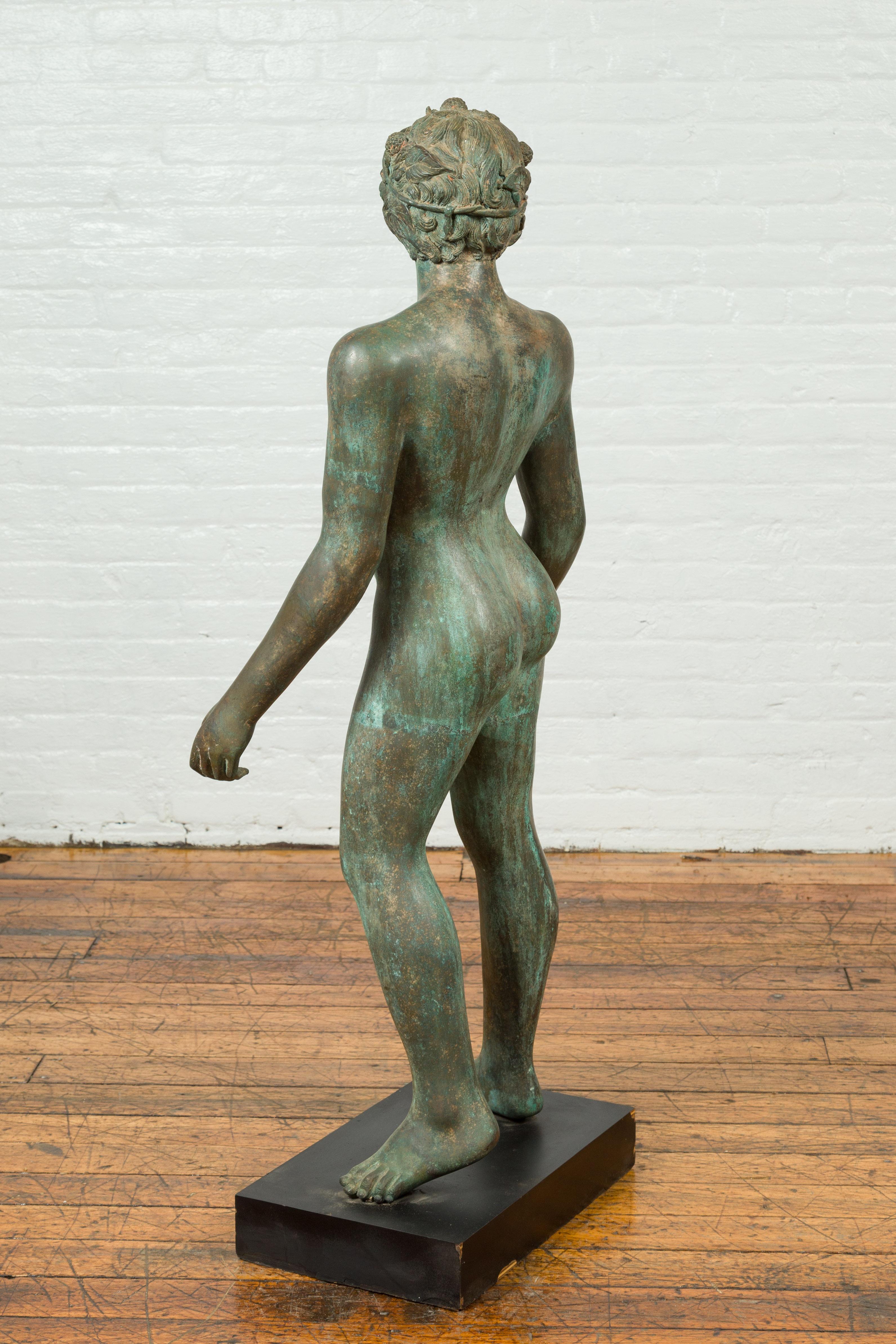Greco Roman Style Vintage Verde Bronze Statue d'un homme nu avec des raisins dans les cheveux Bon état - En vente à Yonkers, NY