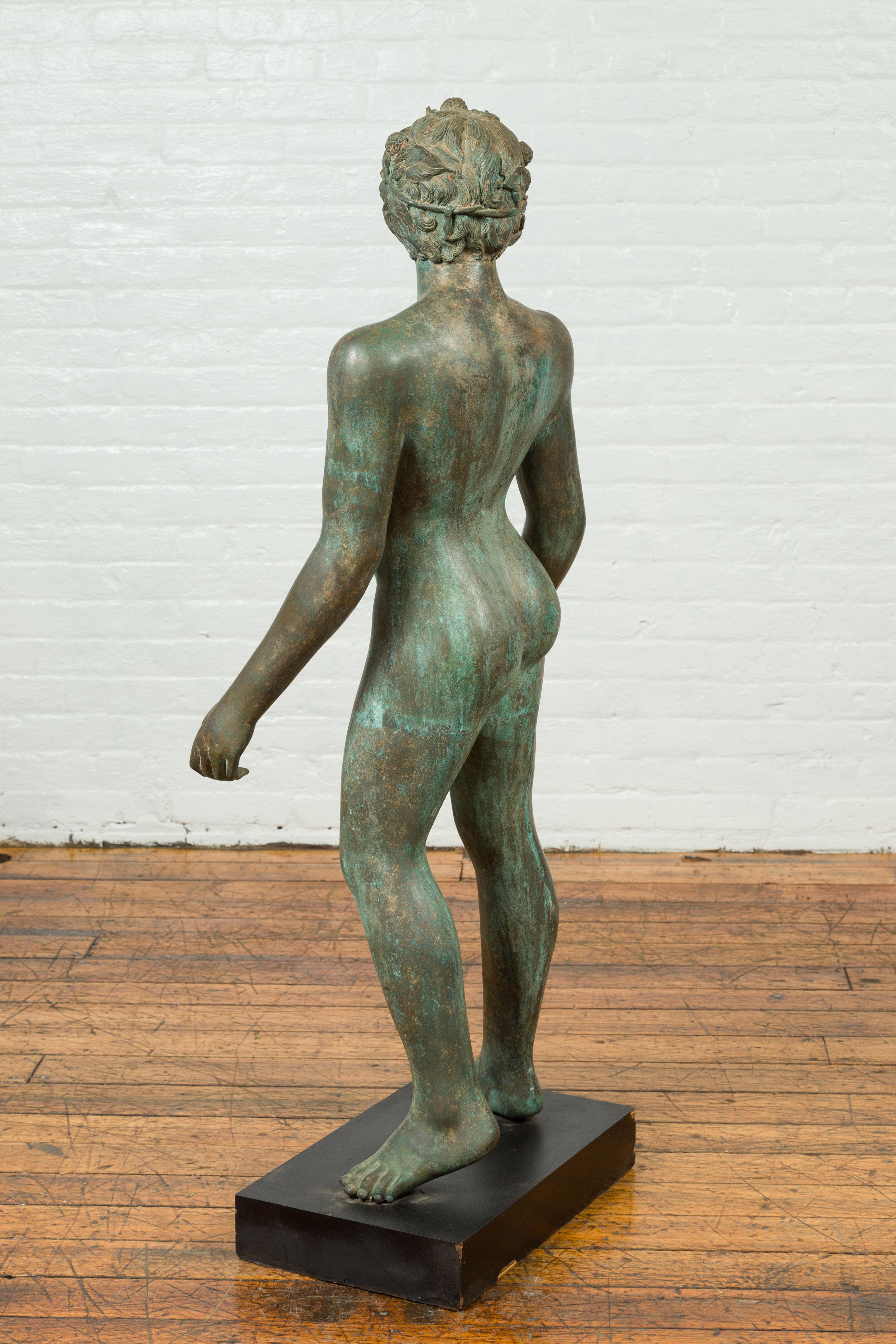 Statue en bronze Verde vintage de style gréco-romain d'un nu masculin avec des raisins dans les cheveux Bon état - En vente à Yonkers, NY