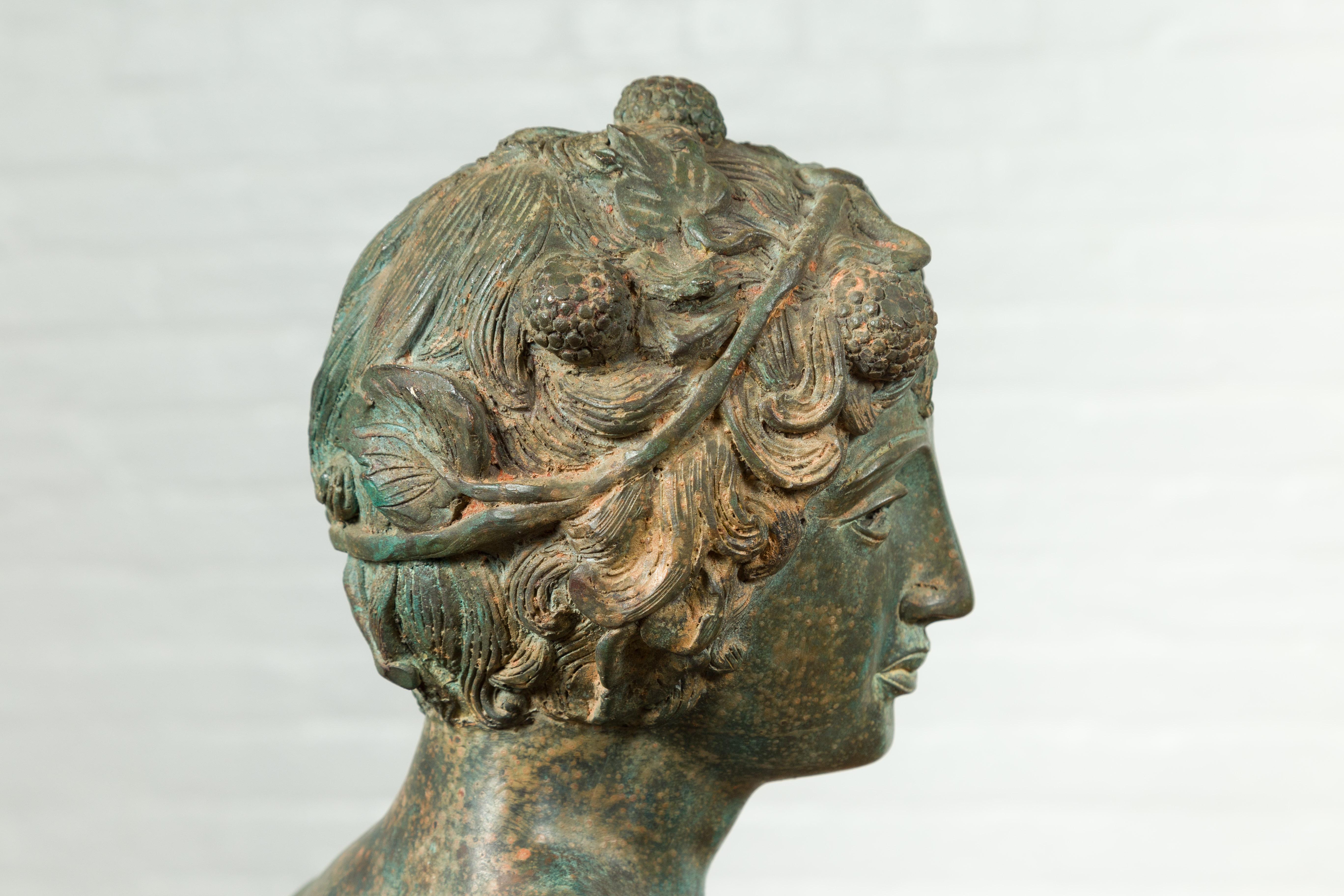 Bronze Statue en bronze Verde vintage de style gréco-romain d'un nu masculin avec des raisins dans les cheveux en vente