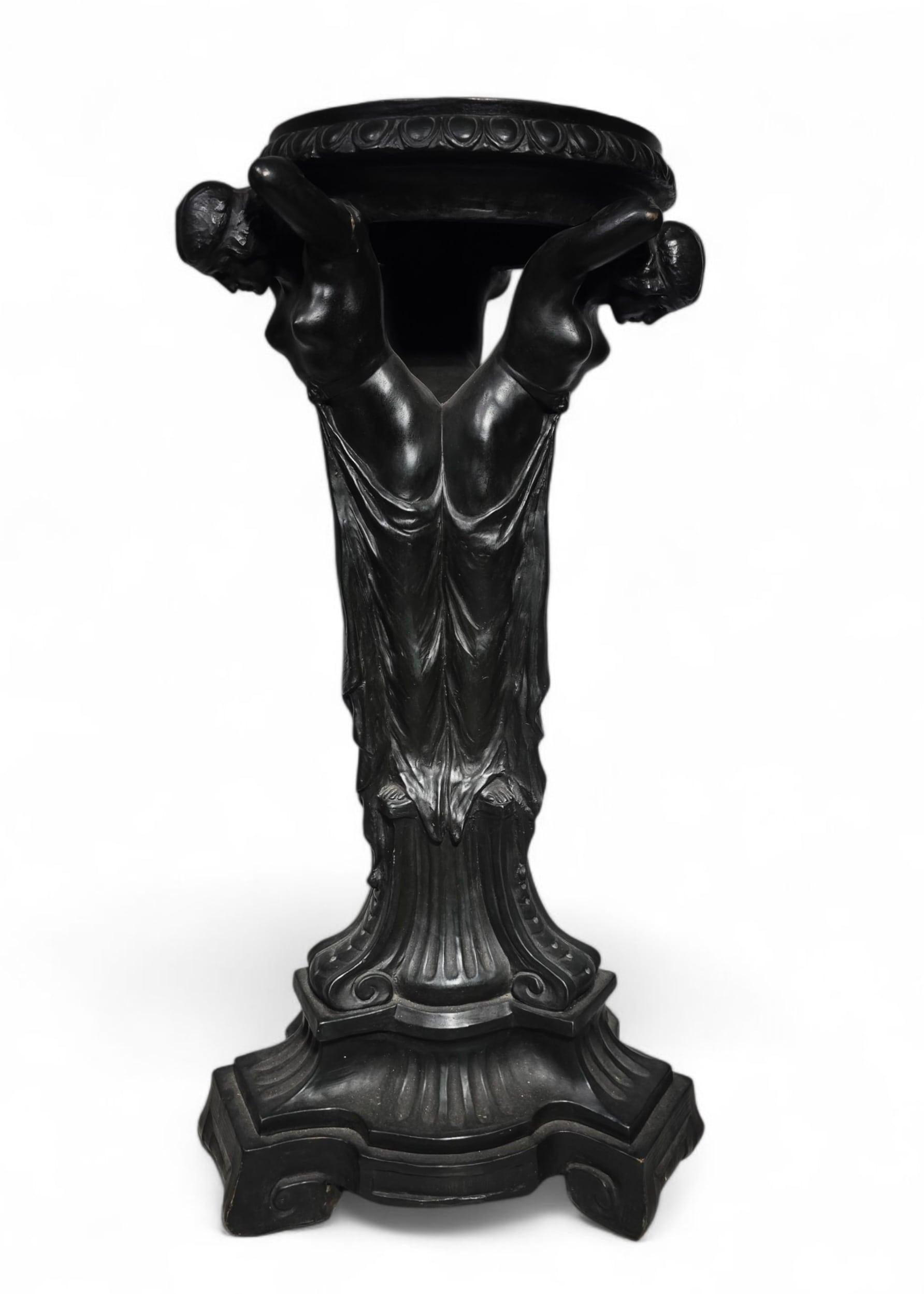 Elegante piedistallo in terracotta del XIX secolo, finemente lavorato e dipinto di nero.
Questo supporto antico presenta proporzioni classiche e linee pulite, che lo rendono un supporto versatile e decorativo per sculture, vasi o altri oggetti