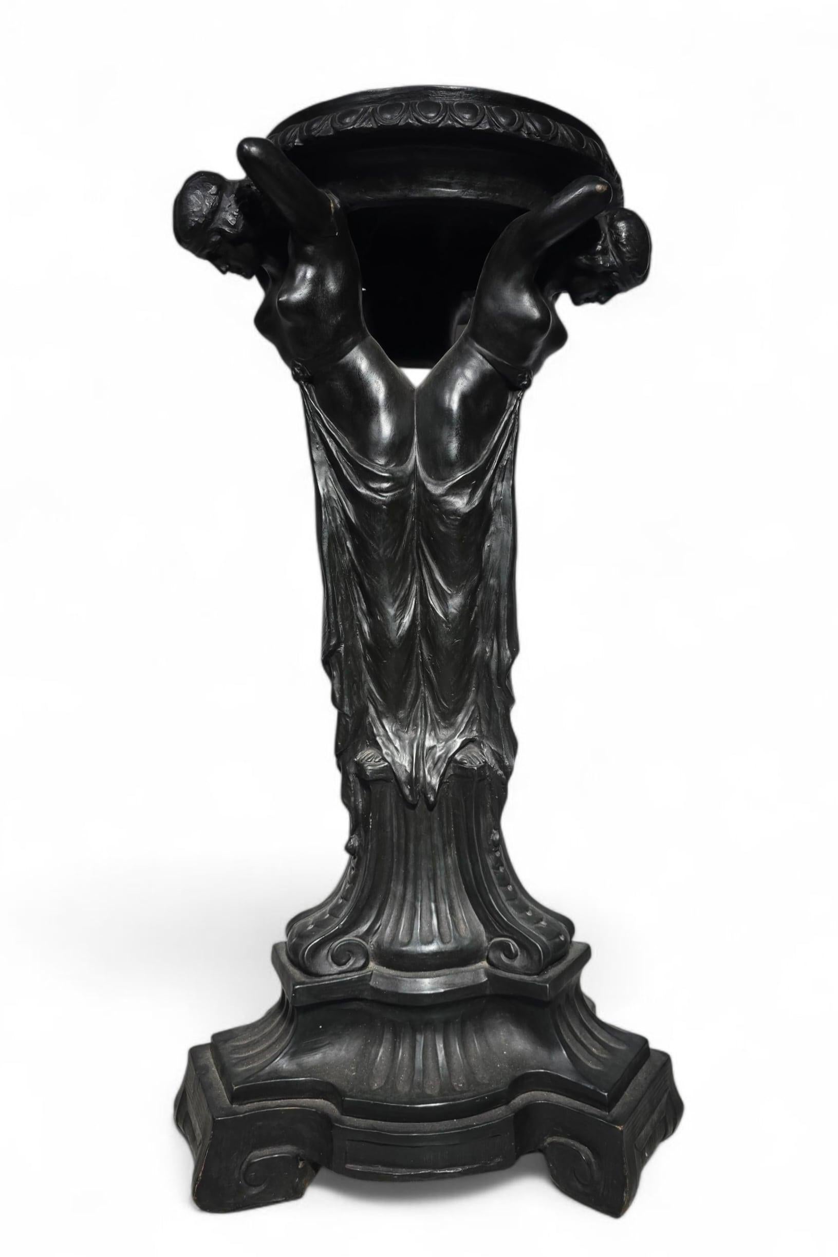 Piedistallo greco in terracotta del XIX secolo dipinto di nero In condizioni buone in vendita a Madrid, ES