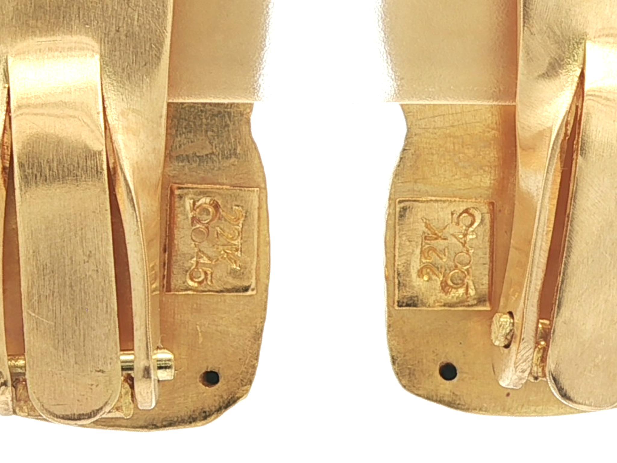 Greek 22k Yellow Gold Puffed Nautilus Shell Hammered Matte Clip On Earrings in vendita 1