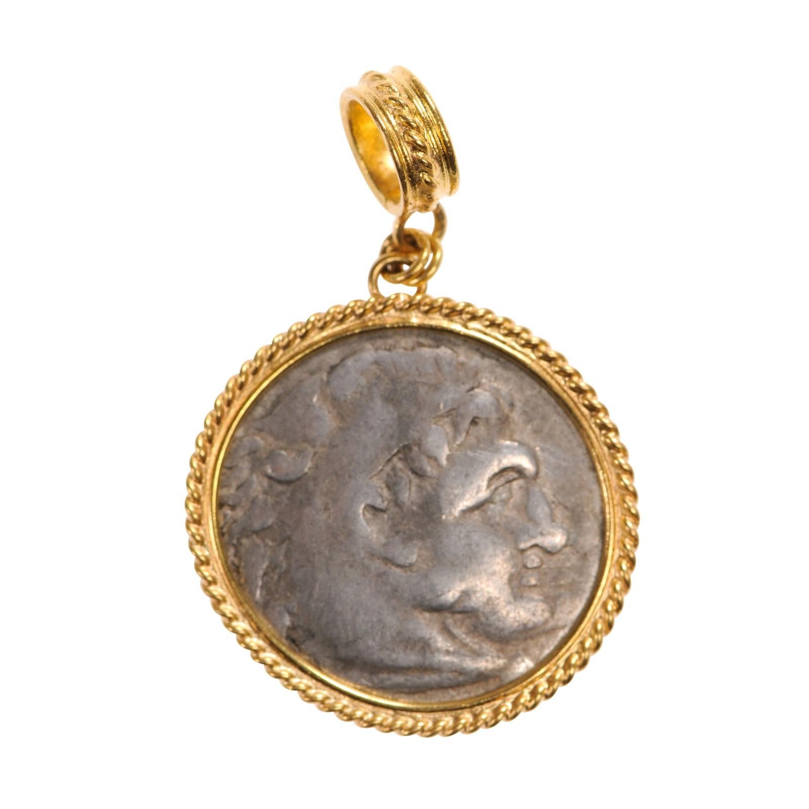 Eine authentische griechische Münze von Alexander Tetradrachme, 336 - 323 v. Chr., in einem 22k Gold Lünette gesetzt. 
