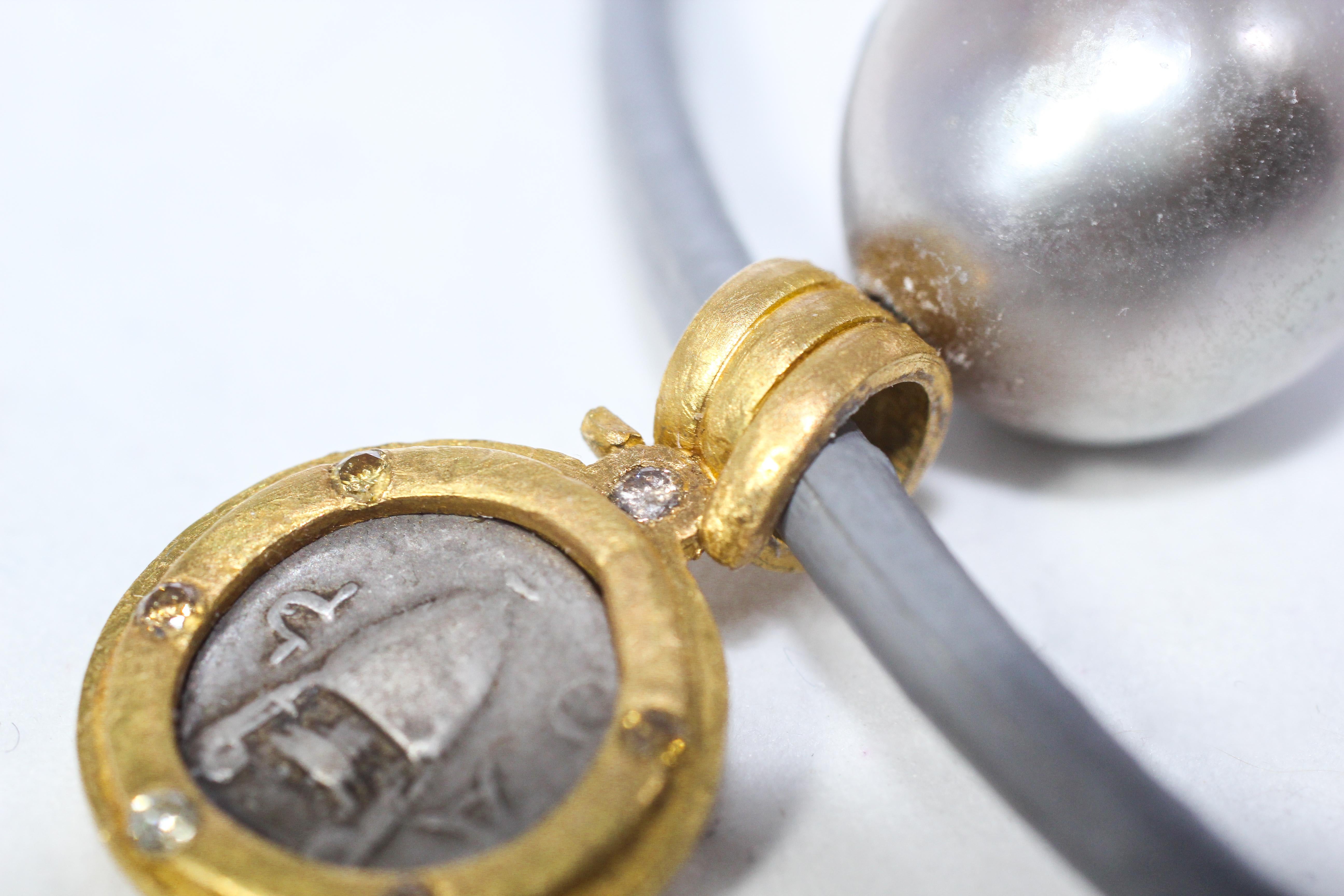 Taille ronde Collier ras du cou pendentif en or 22k-21k avec pièce de monnaie grecque ancienne en argent et perle de Tahiti en vente