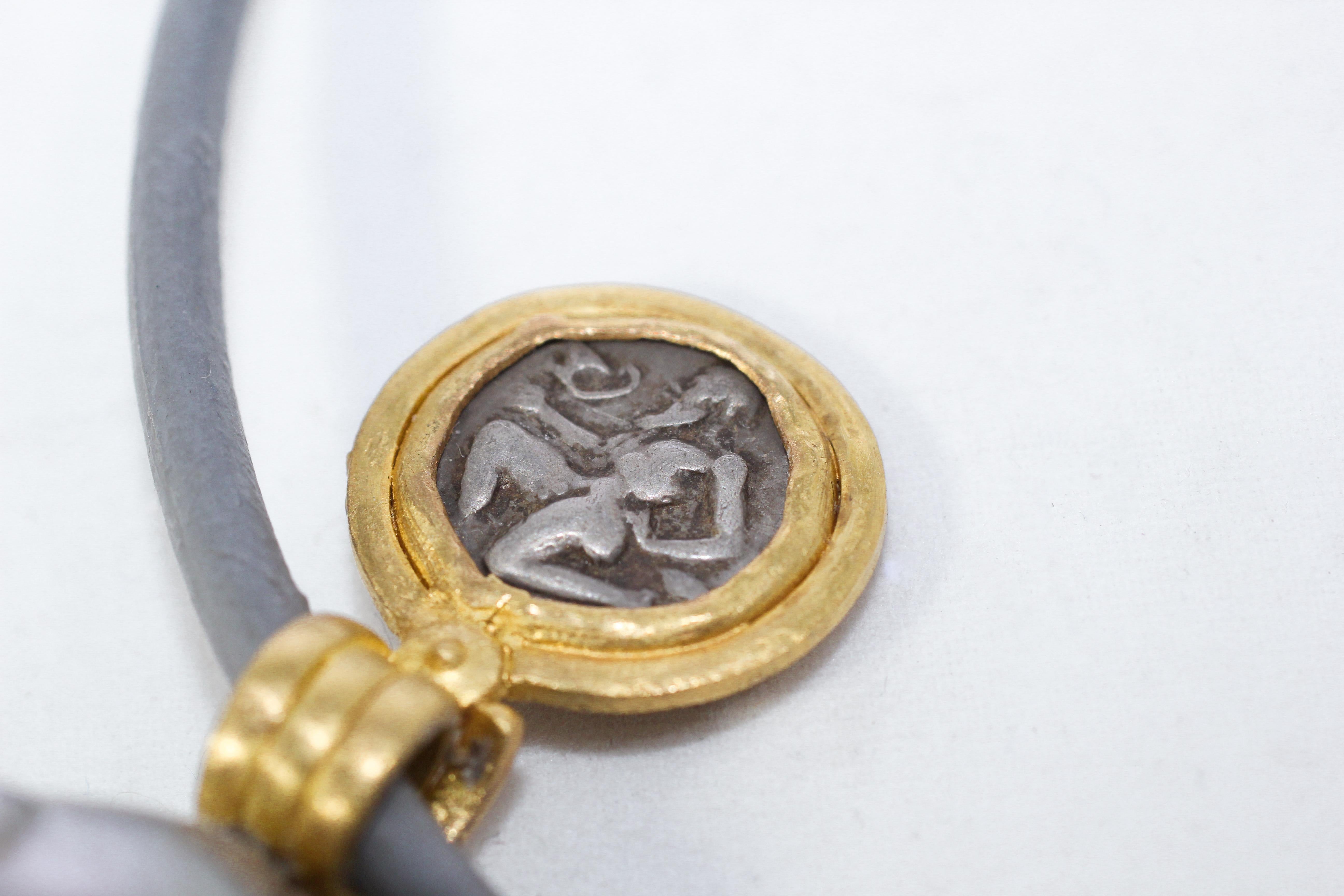 Collier ras du cou pendentif en or 22k-21k avec pièce de monnaie grecque ancienne en argent et perle de Tahiti en vente 2