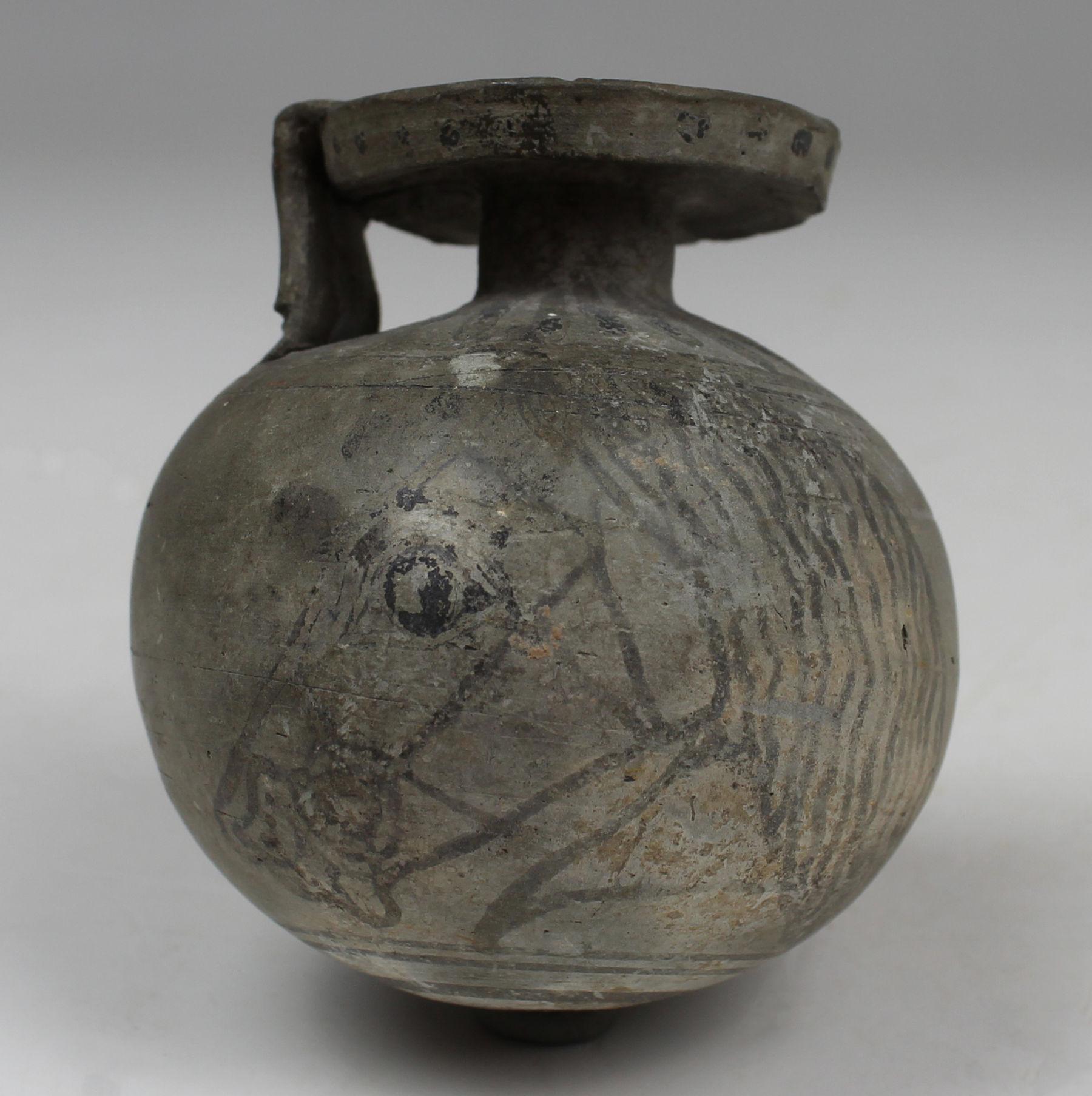 Classical Greek Greek aryballos depicting a horse head For Sale