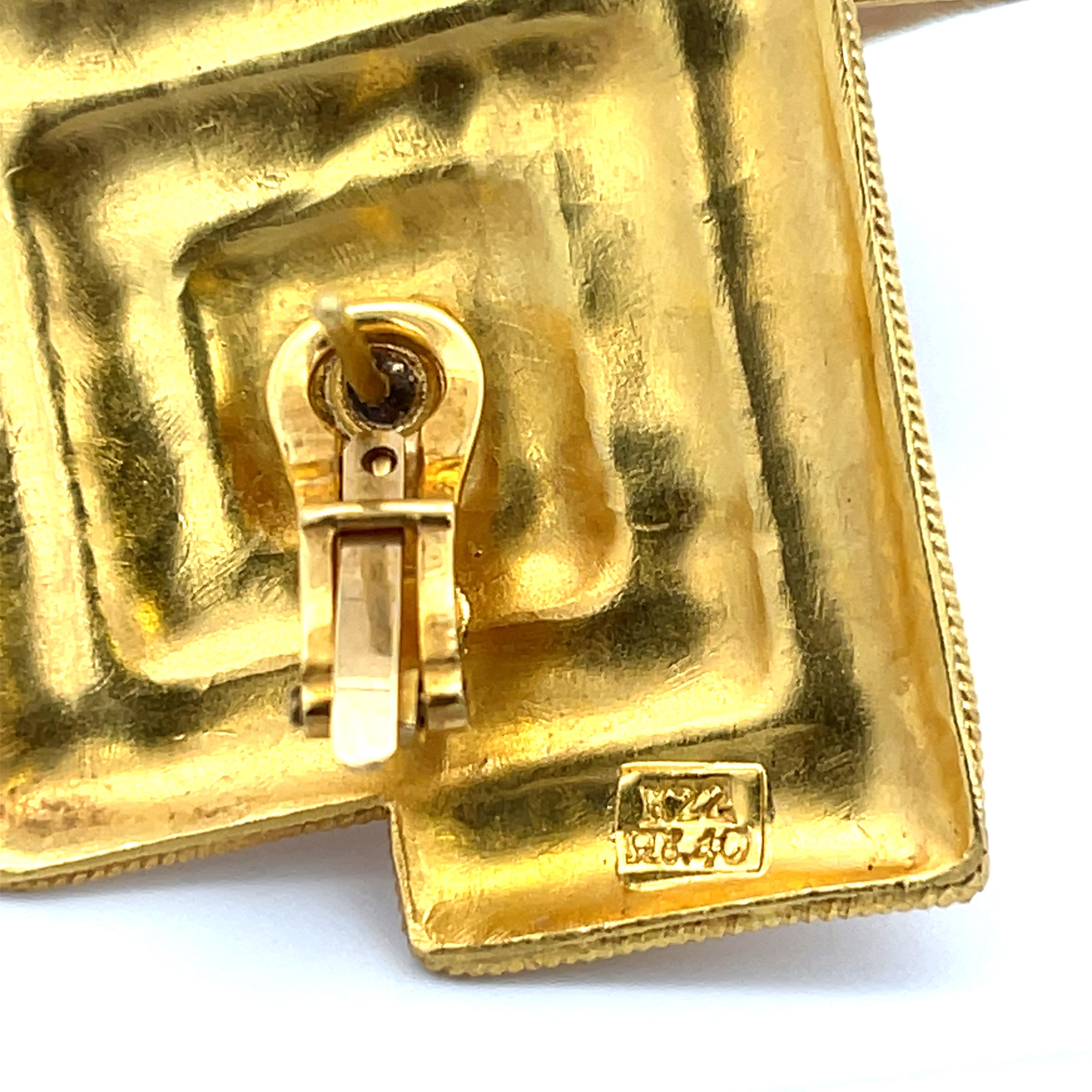 Boucles d'oreilles grecques à pince en or jaune 22K. Les boucles d'oreilles ont un diamètre de 1,5 pouces et pèsent 17 grammes.