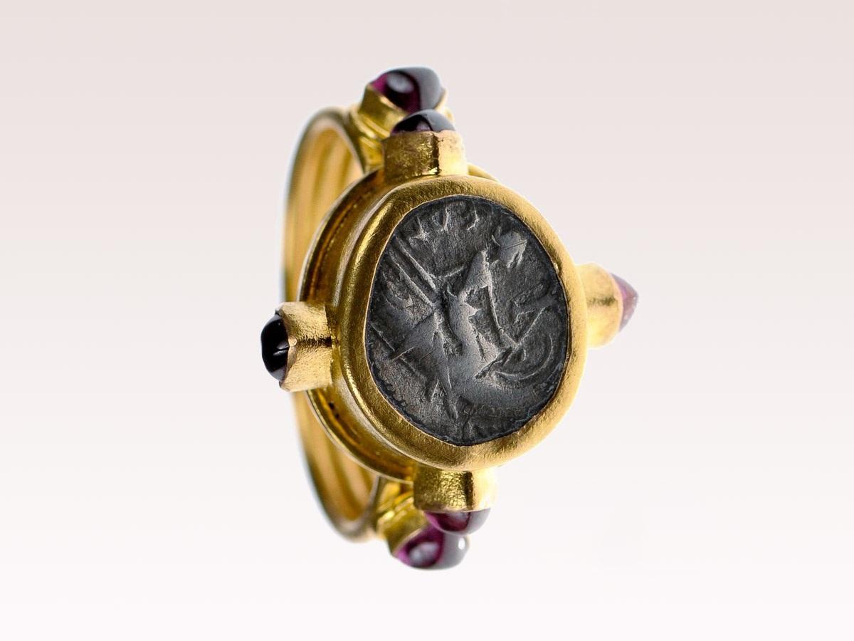 Grec classique Bague en or et rubis avec pièce de monnaie grecque en vente