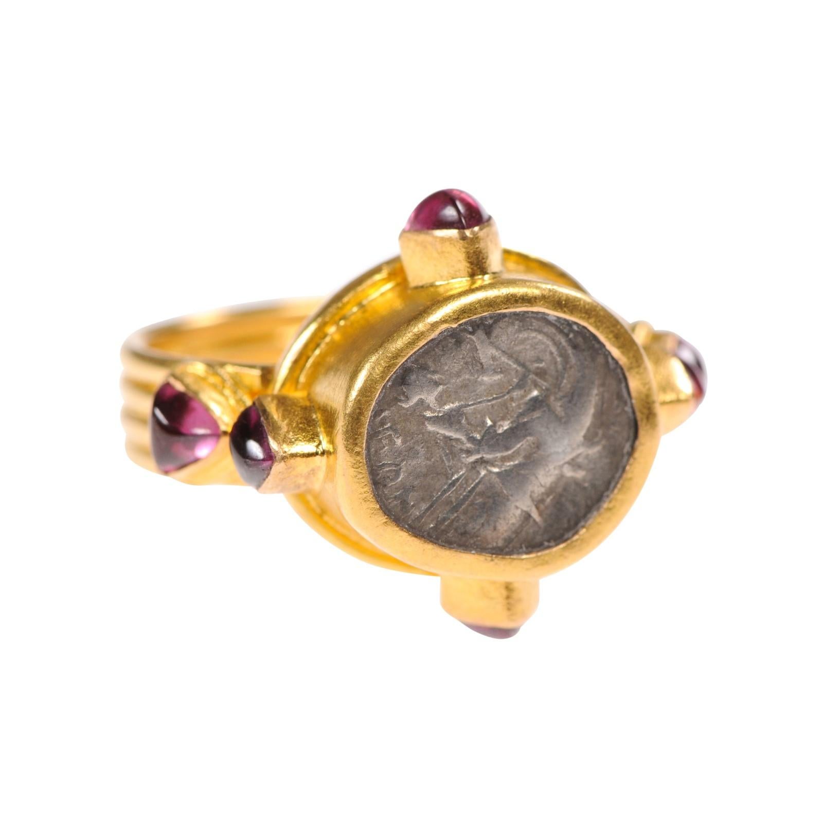 Taille cabochon Bague en or et rubis avec pièce de monnaie grecque en vente