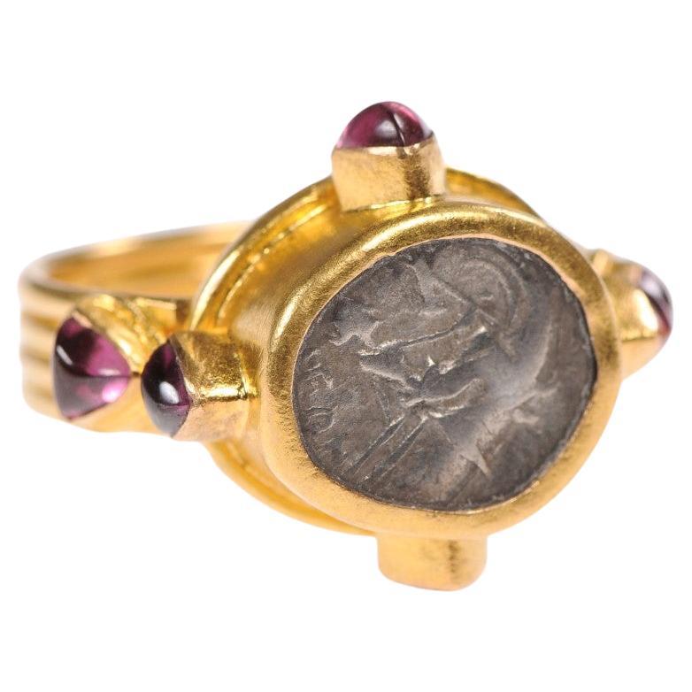 Bague en or et rubis avec pièce de monnaie grecque en vente