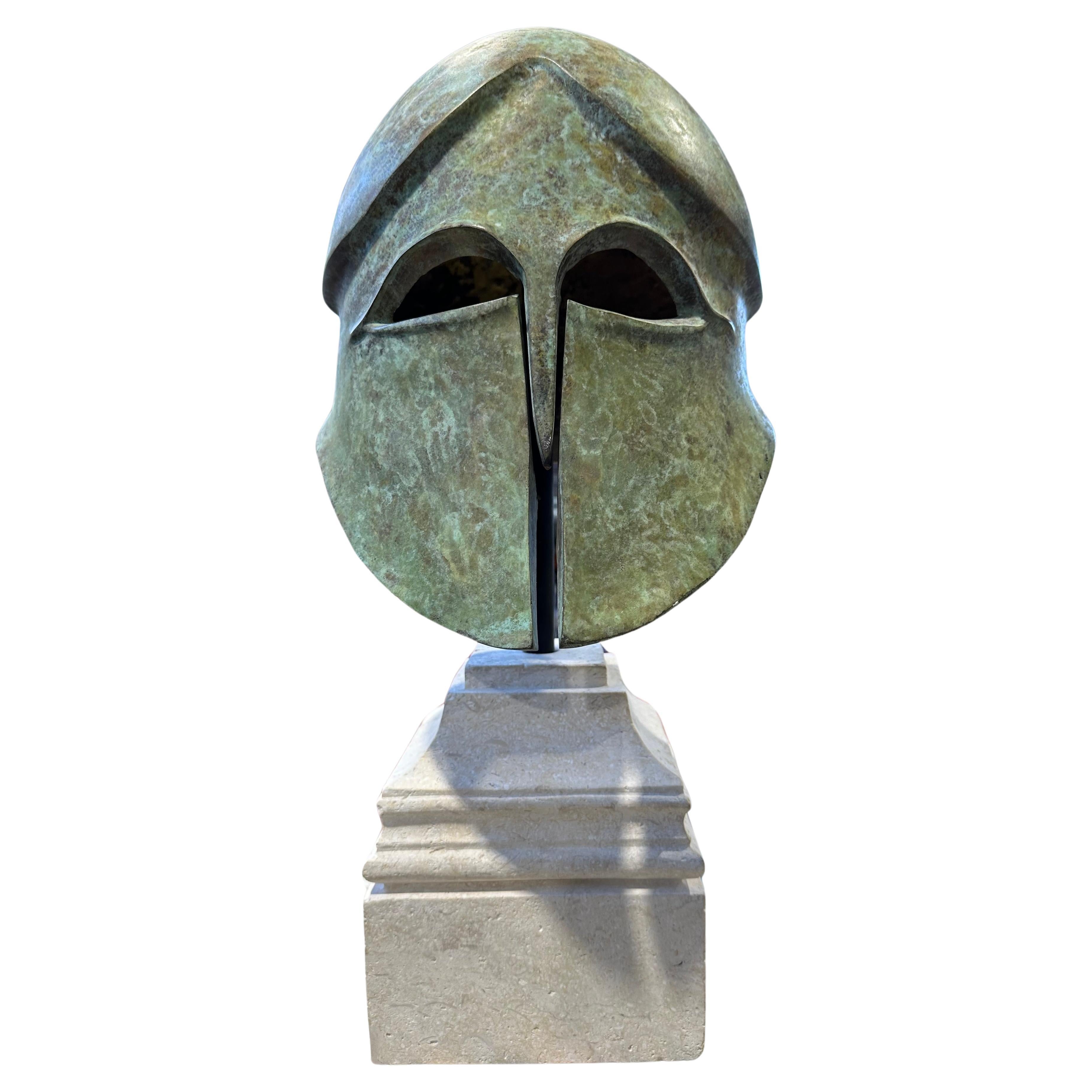 Casque de guerrier de style corinthien grec en bronze sur une base en pierre calcaire 