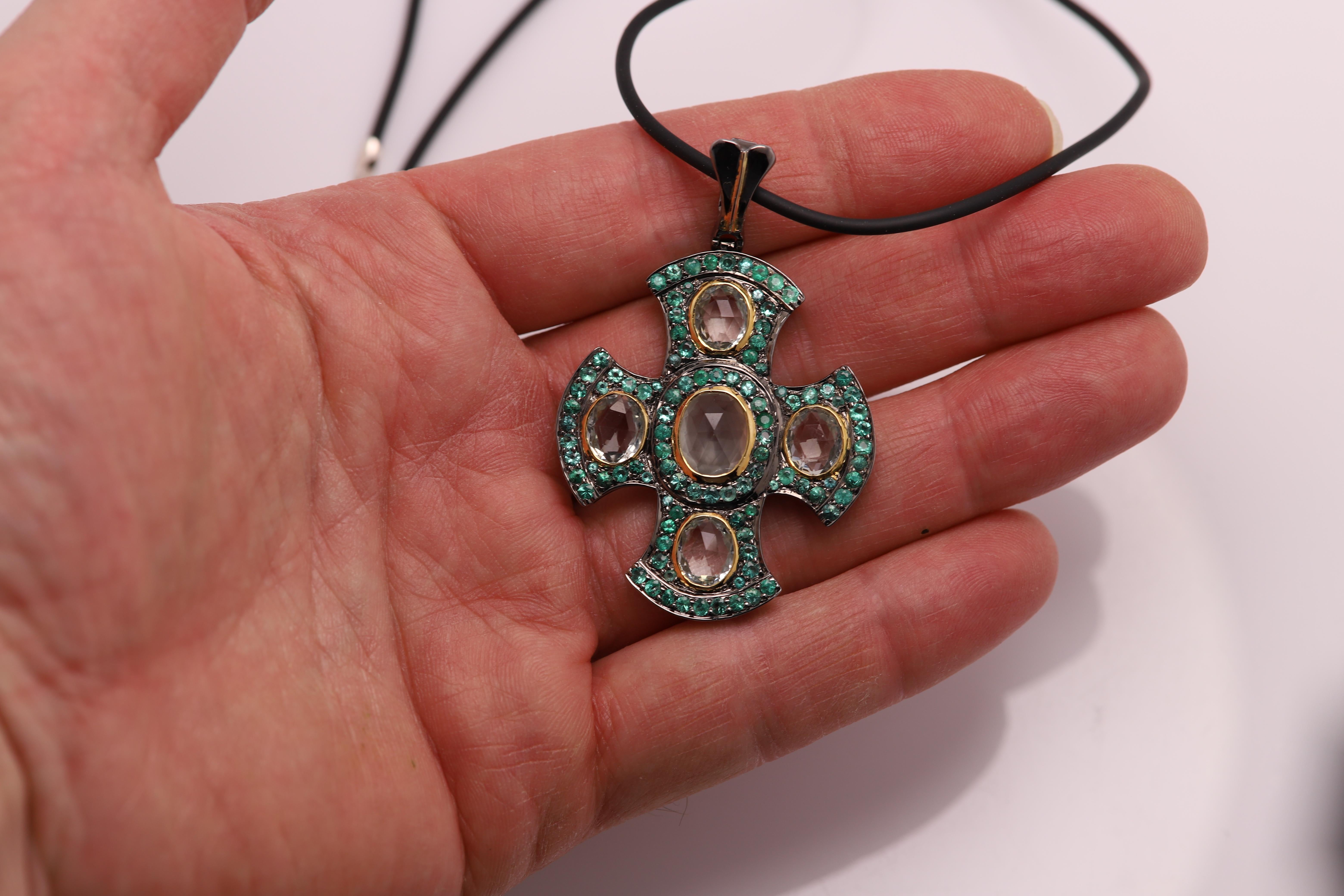 Croix grecque avec émeraudes et quartz pierres précieuses en argent sterling 925 Neuf - En vente à Brooklyn, NY
