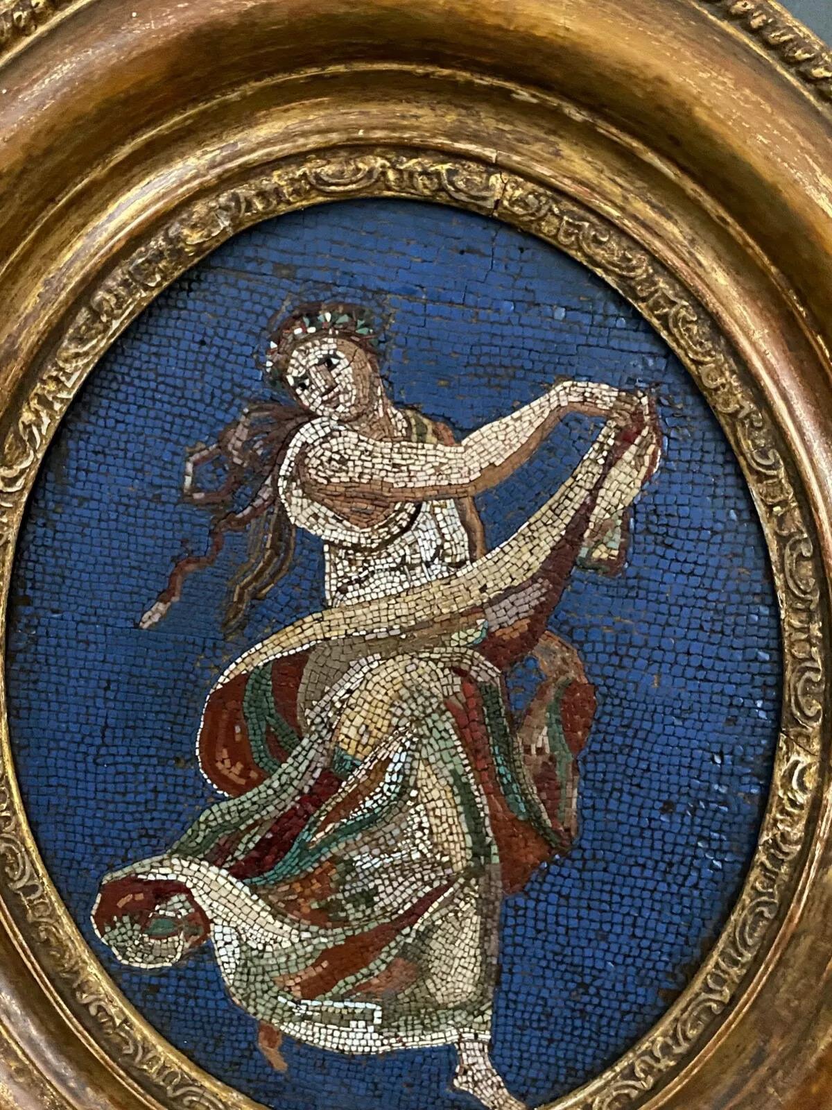 Griechische Tänzerin Mikro-Mosaik-Plakette in antikem ovalen Rahmen aus dem 19. 

Diese wunderschön gearbeitete Plakette ist charakteristisch für Mikromosaike. Mit dem Begriff 