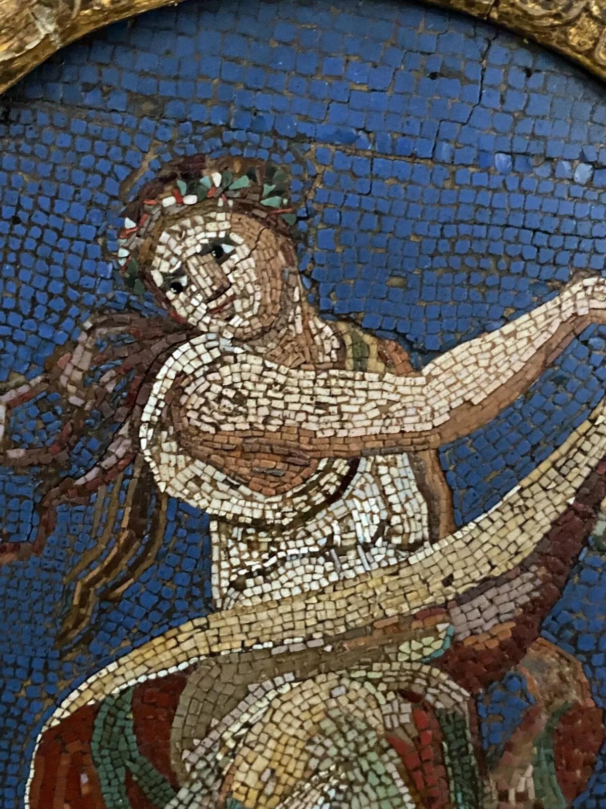 Griechische Tänzerin Mikro-Mosaik-Plakette in antikem ovalen Rahmen aus dem 19. (Europäisch) im Angebot
