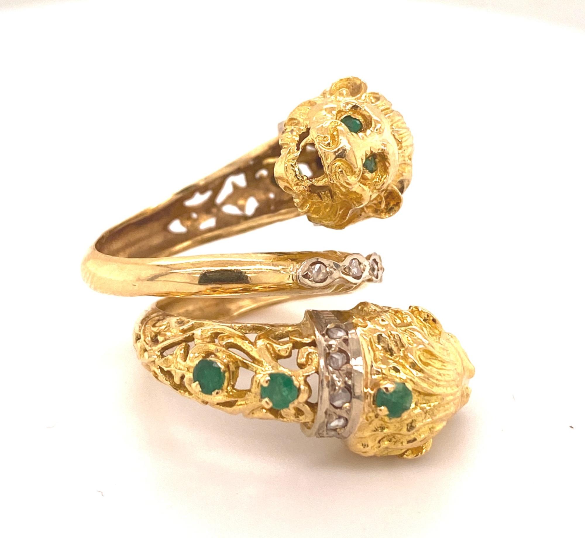 Greek Revival Greek Double Chimera Lion Head Emerald Diamond Filigree 18 Karat Gold Ring For Sale