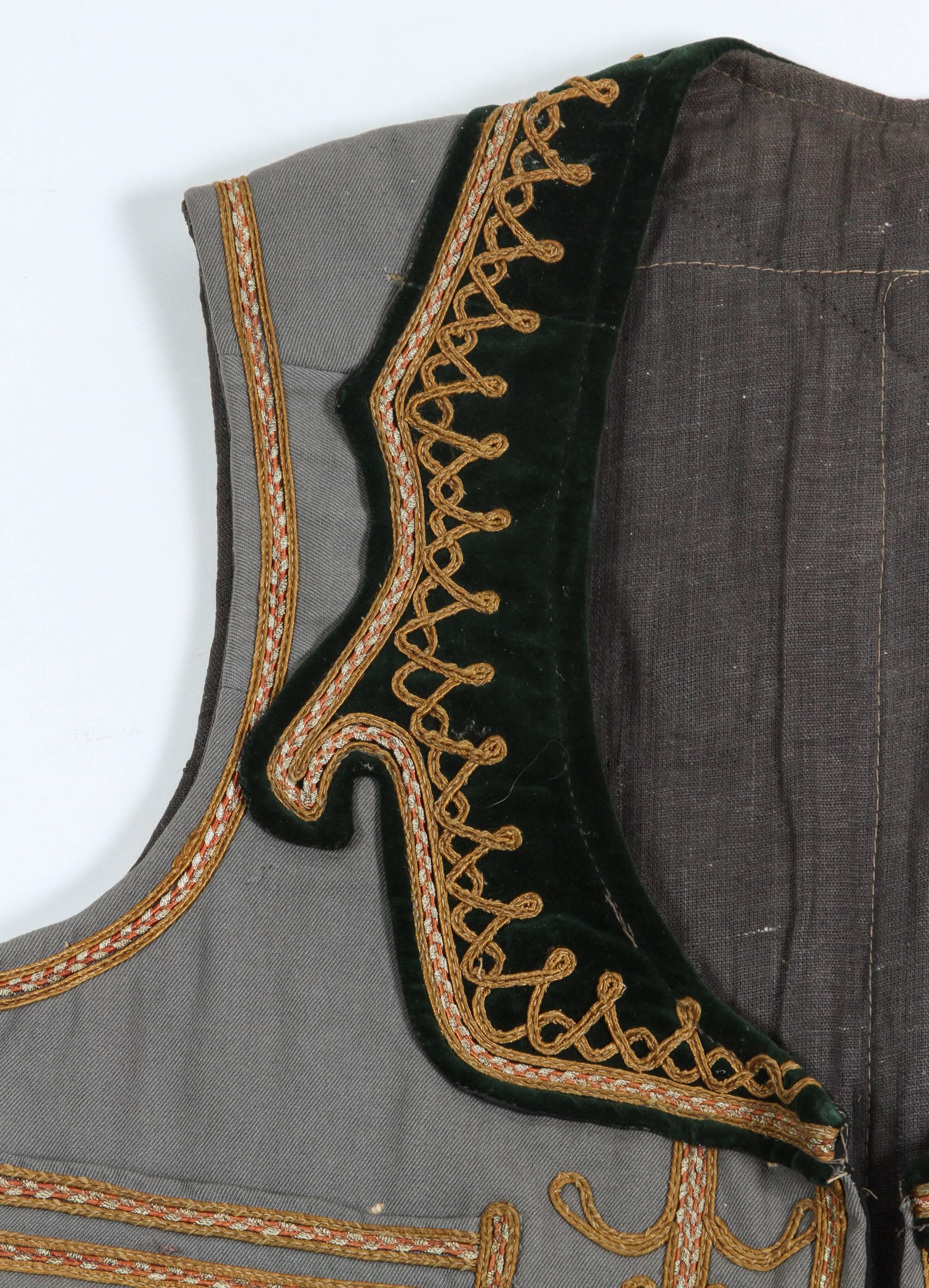 Vintage Folk Grec, Balkans cérémonie traditionnelle partie de la tenue costume.
Les motifs de la veste ouverte sont brodés de fils d'or, de fleurs et de motifs géométriques élaborés.
Entièrement doublé, il s'agit d'une superbe pièce de collection en