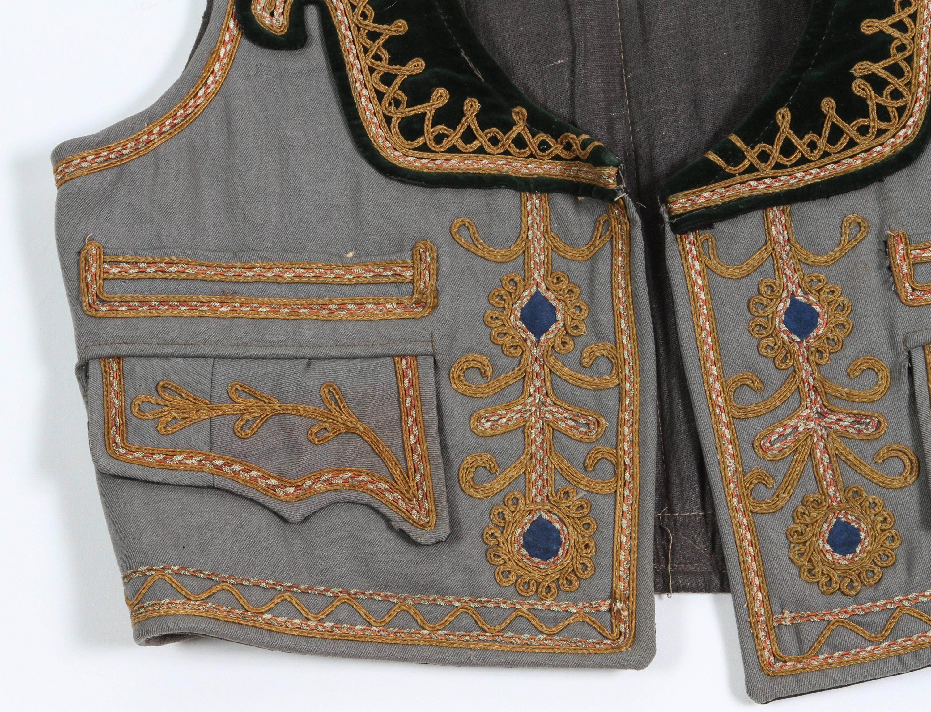 Gris Gilet folklorique grec vintage faisant partie d'un costume traditionnel en vente