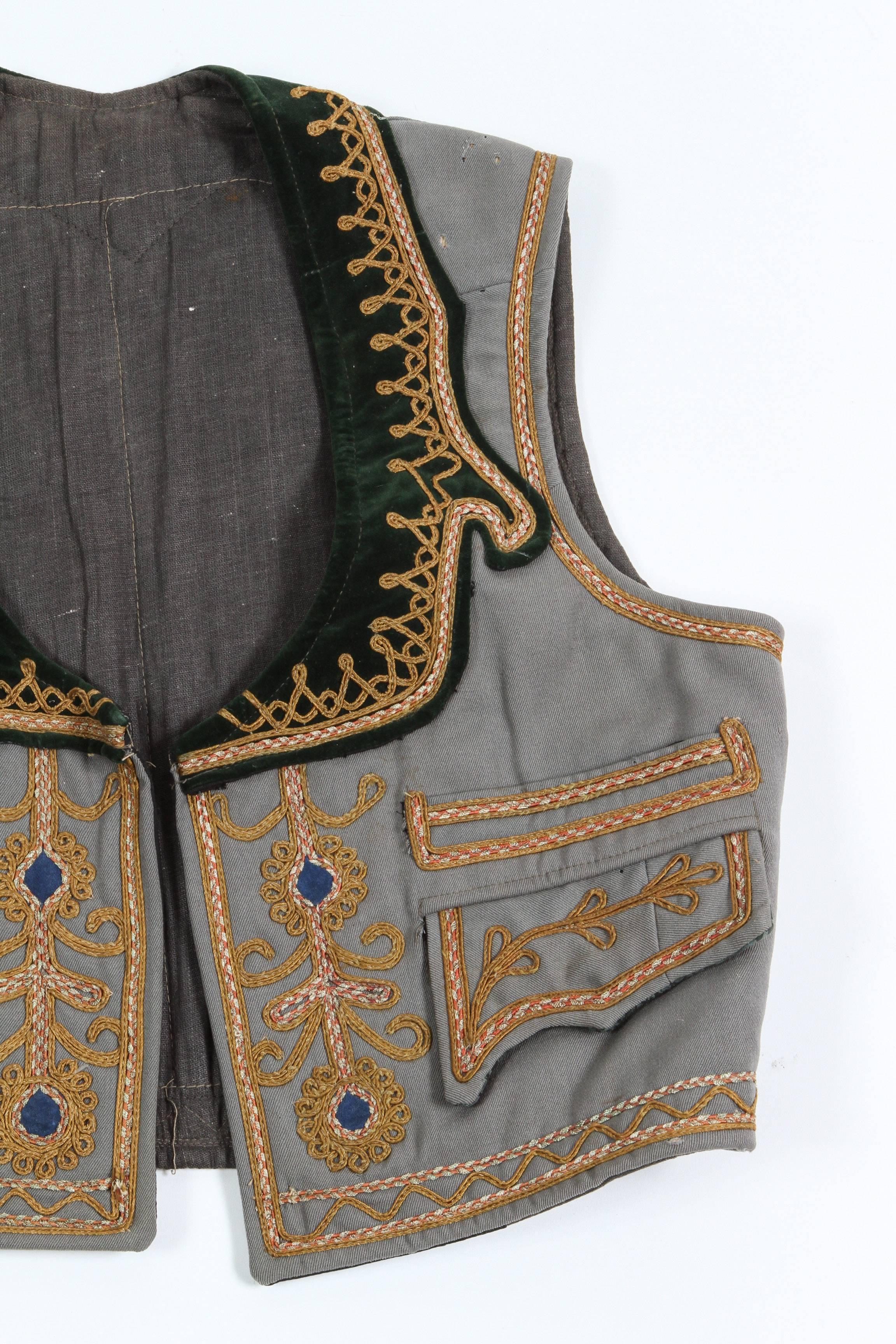 Gilet folklorique grec vintage faisant partie d'un costume traditionnel Bon état - En vente à North Hollywood, CA
