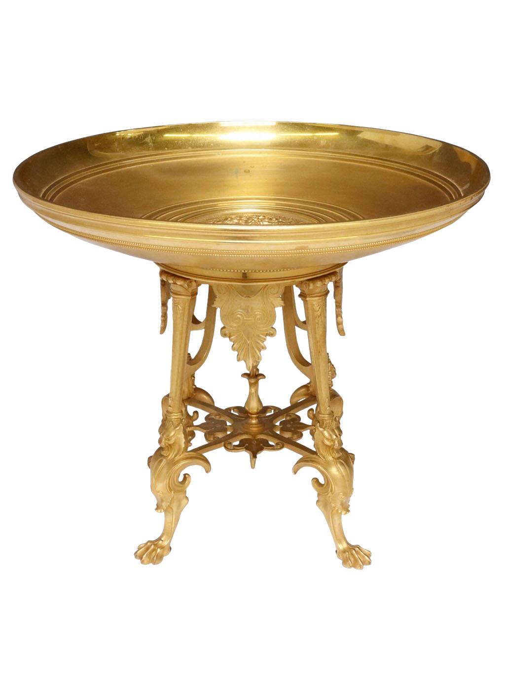 Una pesante tazza greca francese con grifoni e piedi a zampa. Attribuito all'artista Ferdinand Levillain. Scritta greca al centro del solido bronzo dorato. Circa 1860. 17,25 libbre.