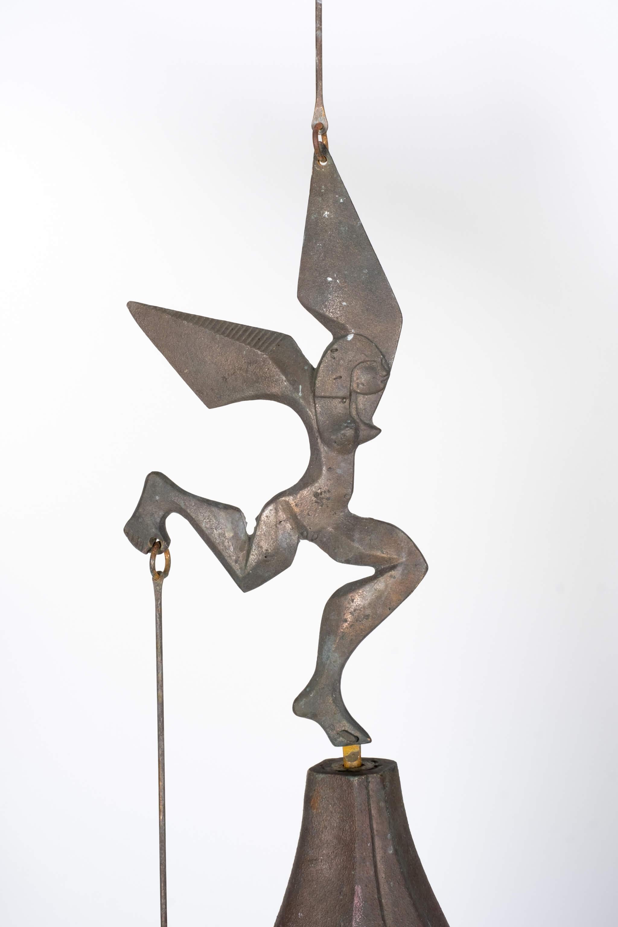 Sculpture de cloche à vent post-moderniste, rustique et industrielle, en bronze, réalisée par l'artiste, architecte et philosophe italien Paulo Soleri.

Signé, motif en relief, poinçonné. circa 1970
