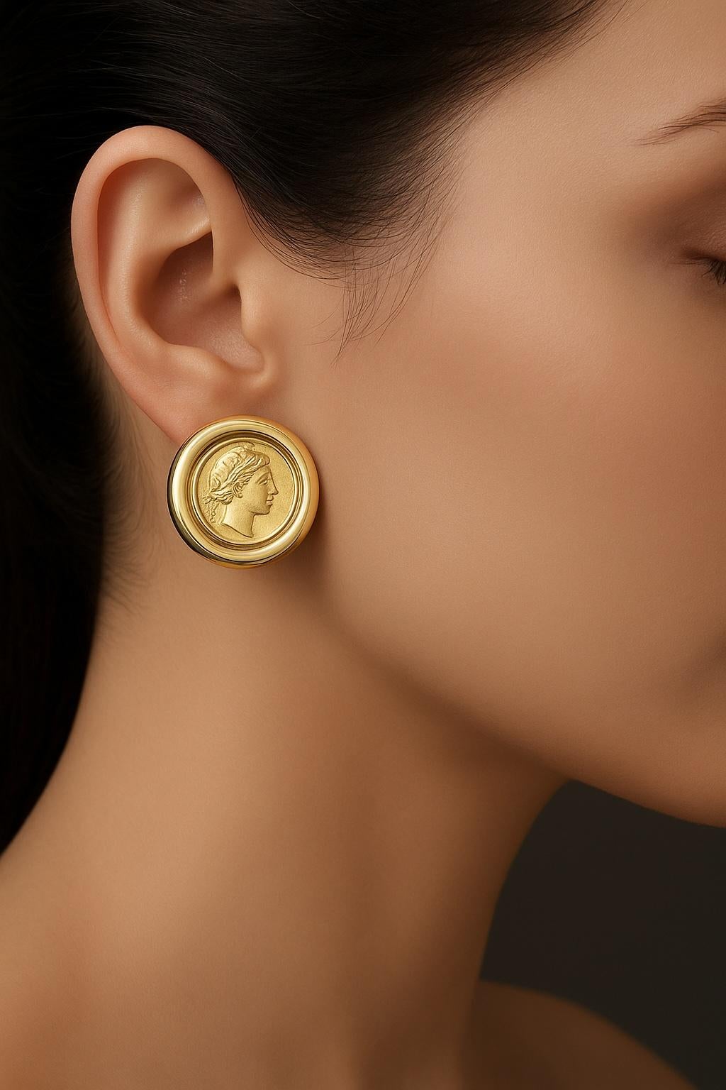 ♥ Riepilogo del prodotto ♥

Dettagli: La dea greca Afrodite e le colombe
Materiale: oro giallo 14k
Dimensioni: 28MM
Peso: 11 grammi
Chiusura: Omega Clip-On

Gli orecchini sono in oro giallo 14k massiccio, non sono placcati o riempiti.