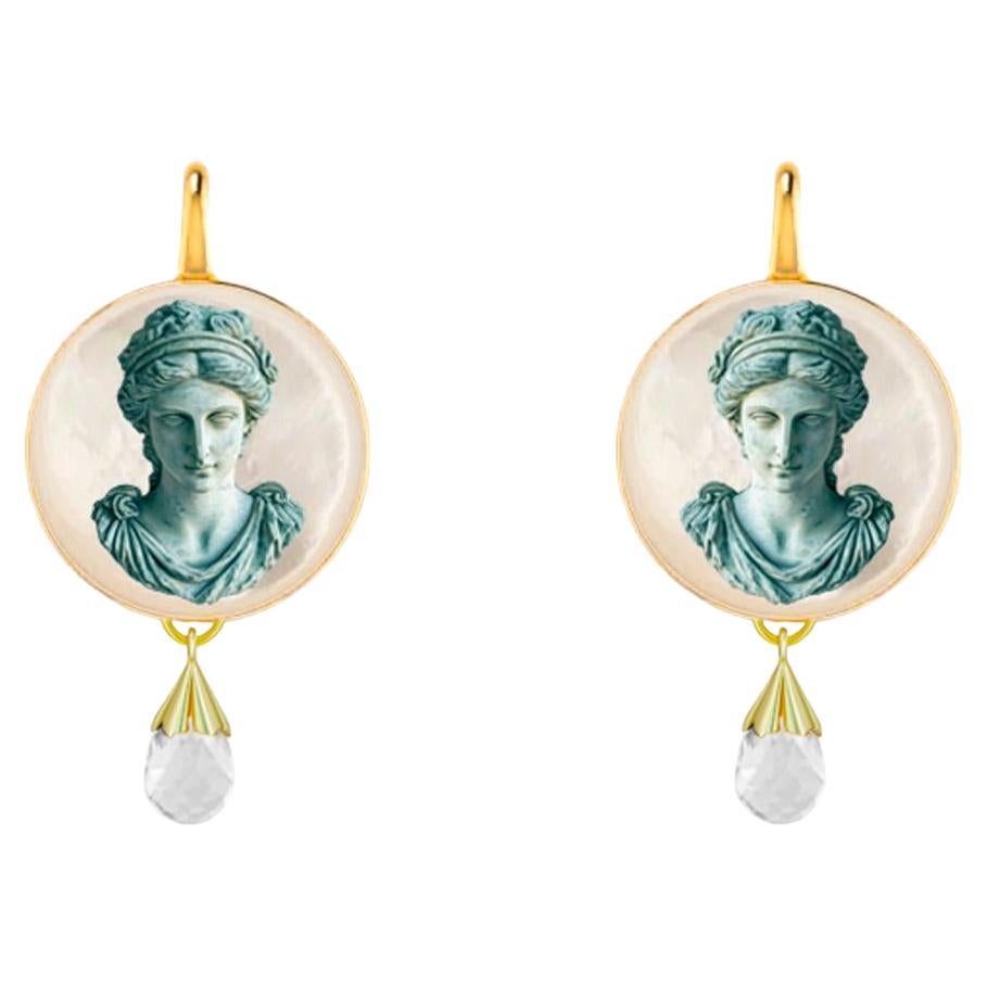 Orecchini con dea greca e madreperla, con briolette di quarzo