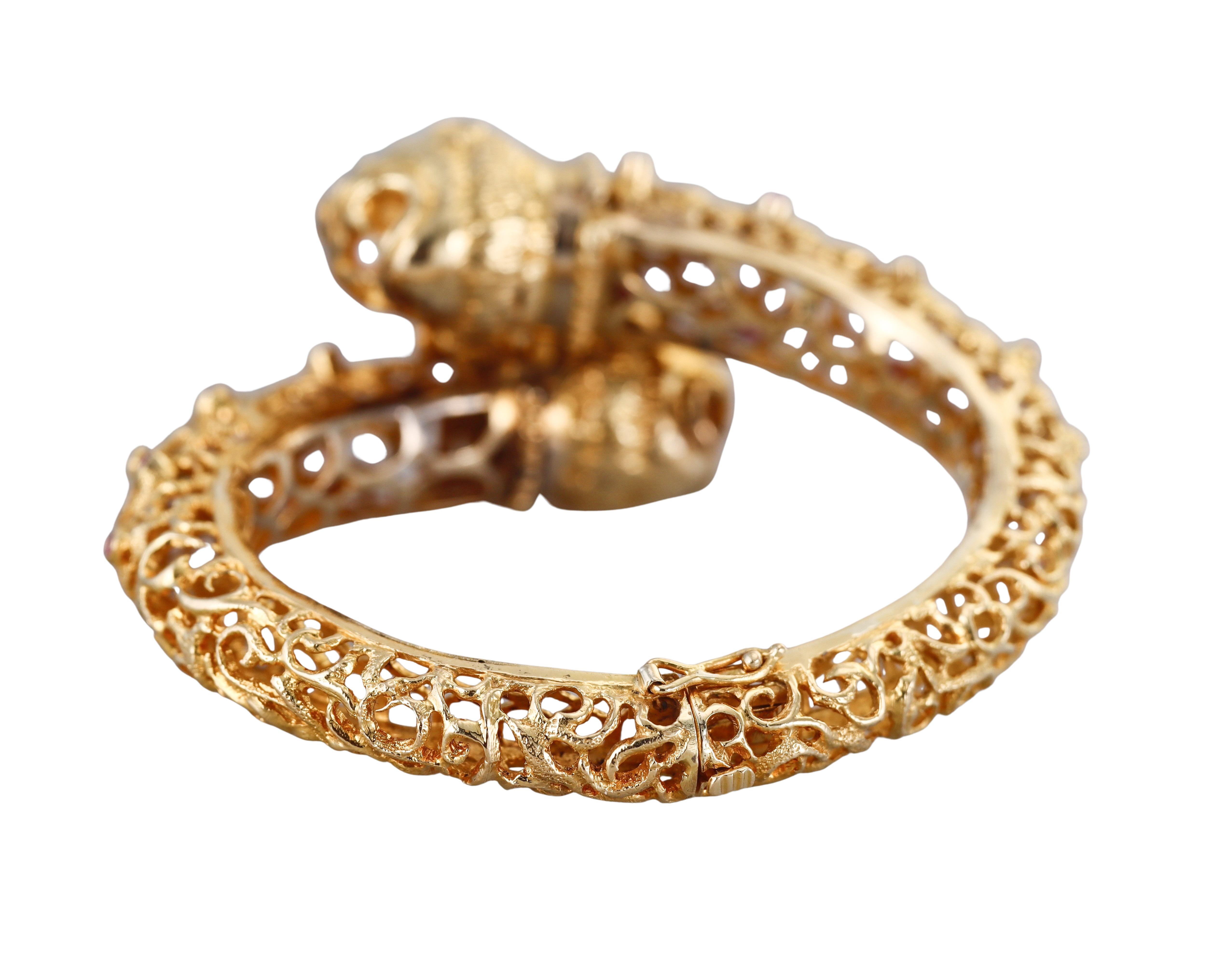 Bracelet grec en or diamant rubis chimère à deux têtes en vente 5