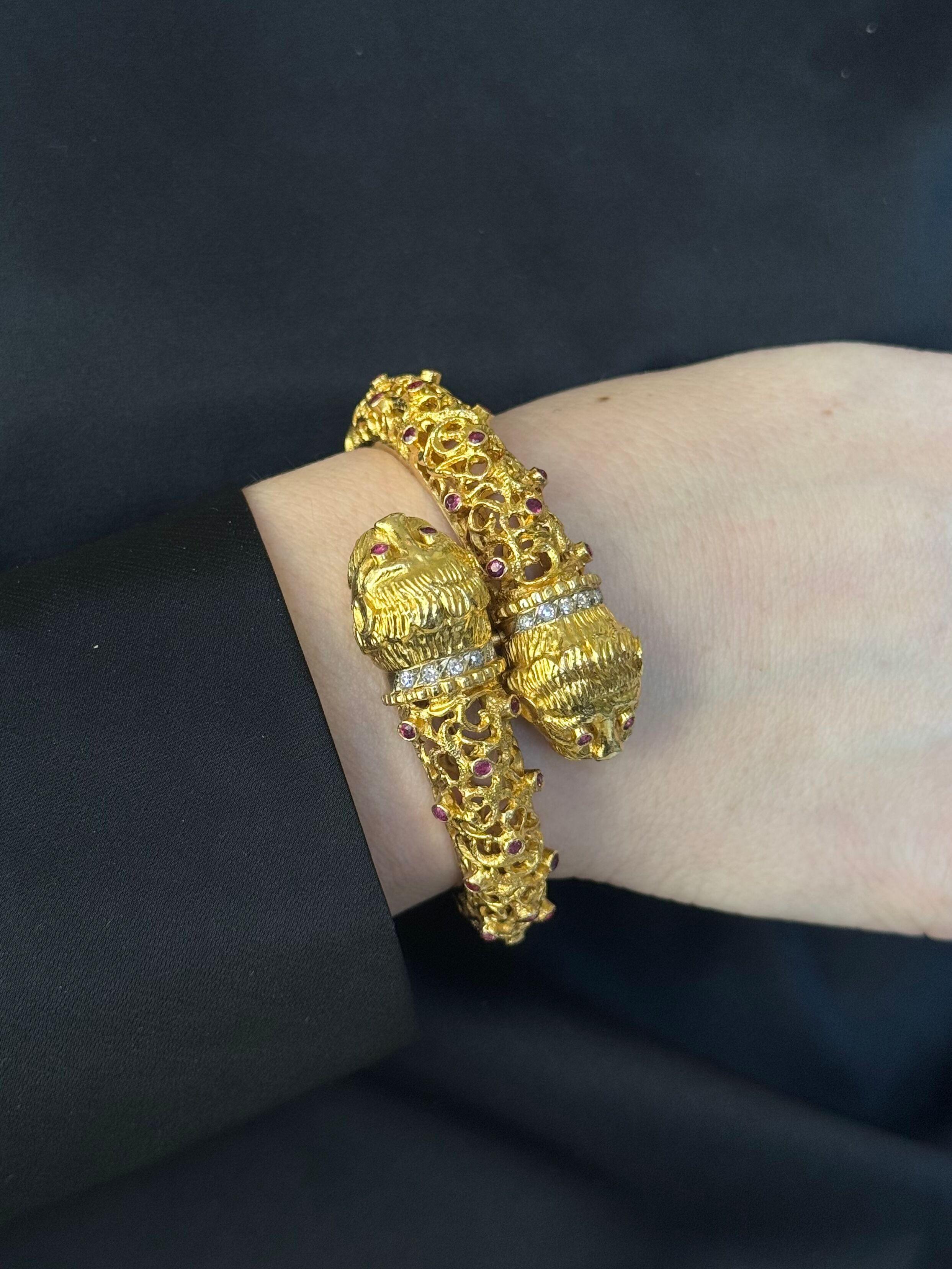 Bracelet grec en or diamant rubis chimère à deux têtes en vente 2