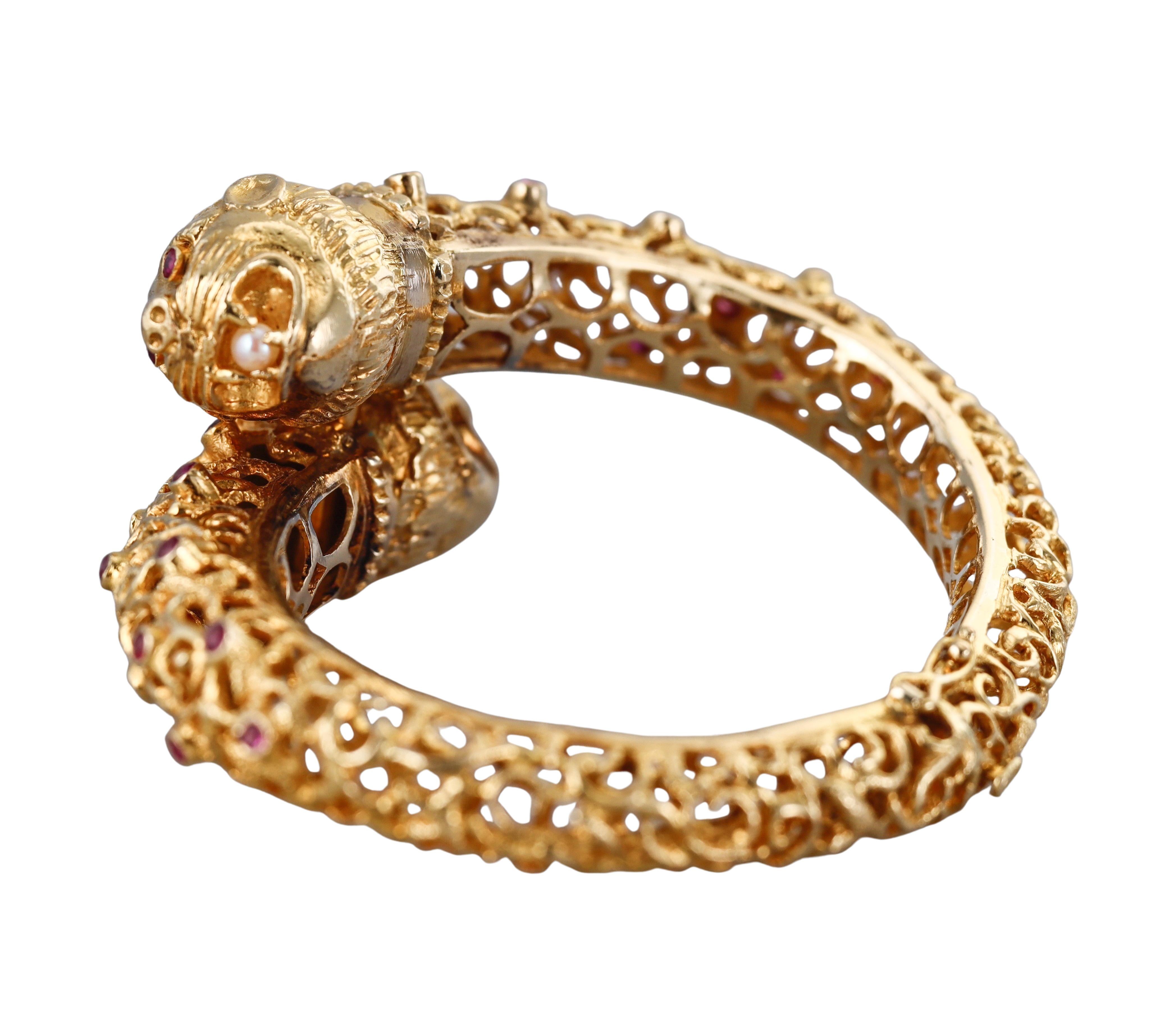 Bracelet grec en or diamant rubis chimère à deux têtes en vente 4