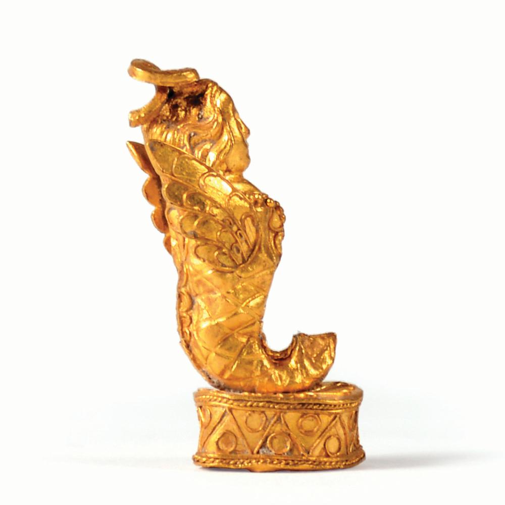 Greek gold pendant with siren figurine, Hellenistic In Good Condition For Sale In UTRECHT, UT