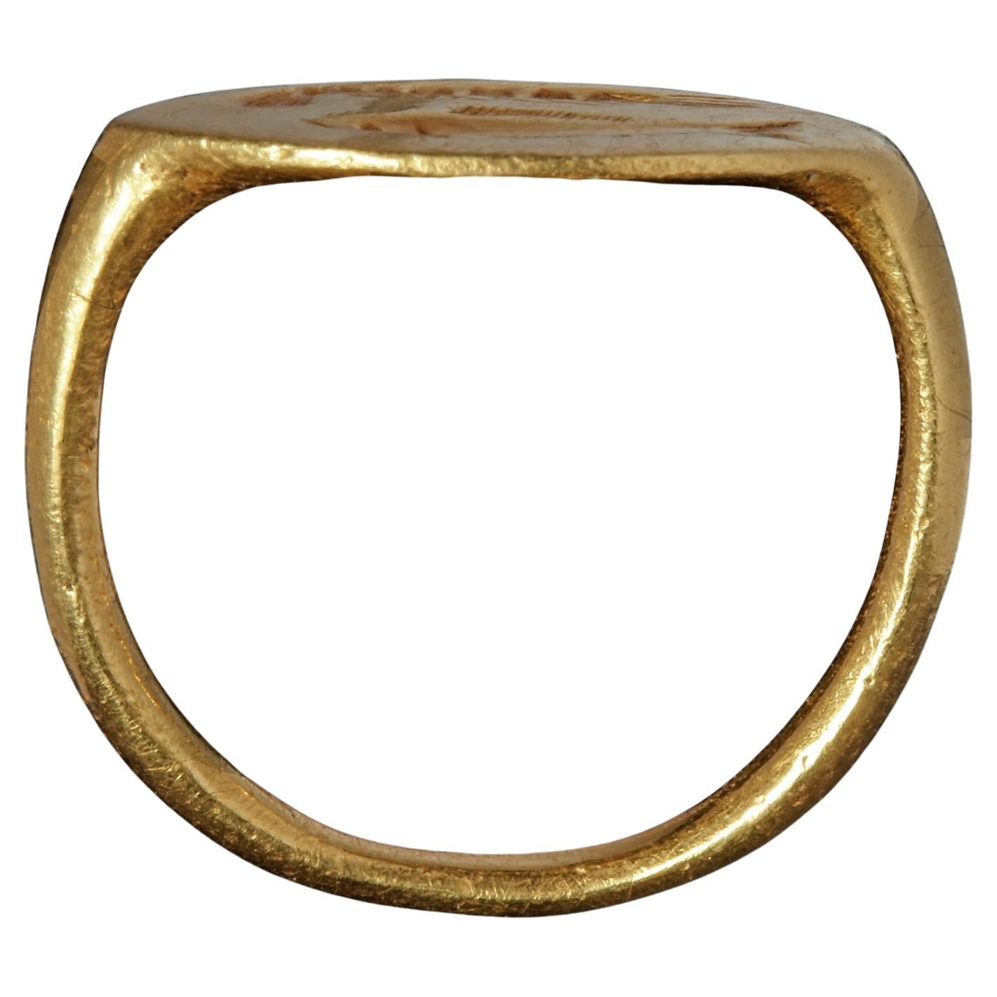 Anillo griego de oro con bisel en forma de rombo que muestra un crustáceo sobre un pez.
22 por 20 mm.

Talla USA: 8,5
Peso: 6,3 gr.