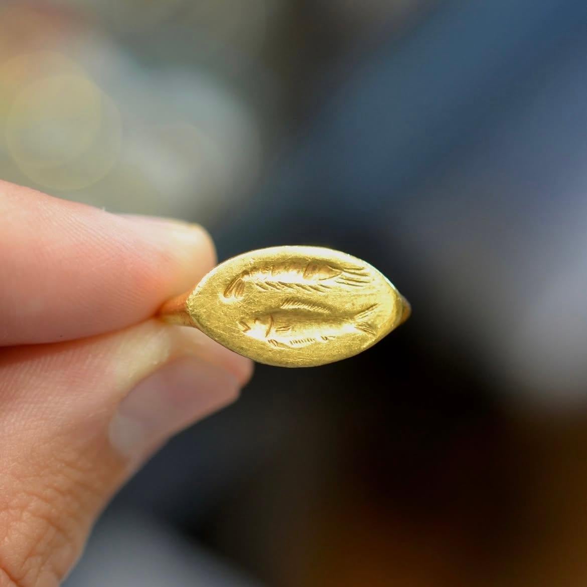 Griechischer Goldring mit Fisch und Krustentier, 4. Jahrhundert v. Chr. im Angebot 1