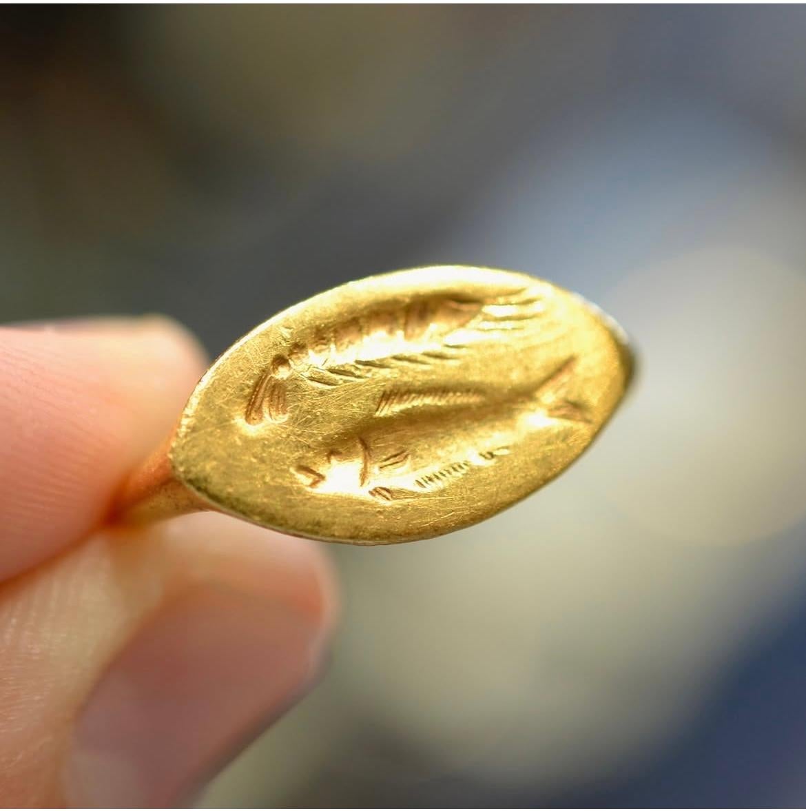 Griechischer Goldring mit Fisch und Krustentier, 4. Jahrhundert v. Chr. im Angebot 2