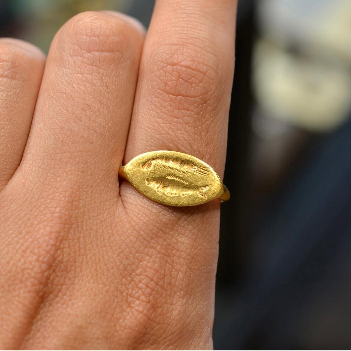 Griechischer Goldring mit Fisch und Krustentier, 4. Jahrhundert v. Chr. im Angebot 3