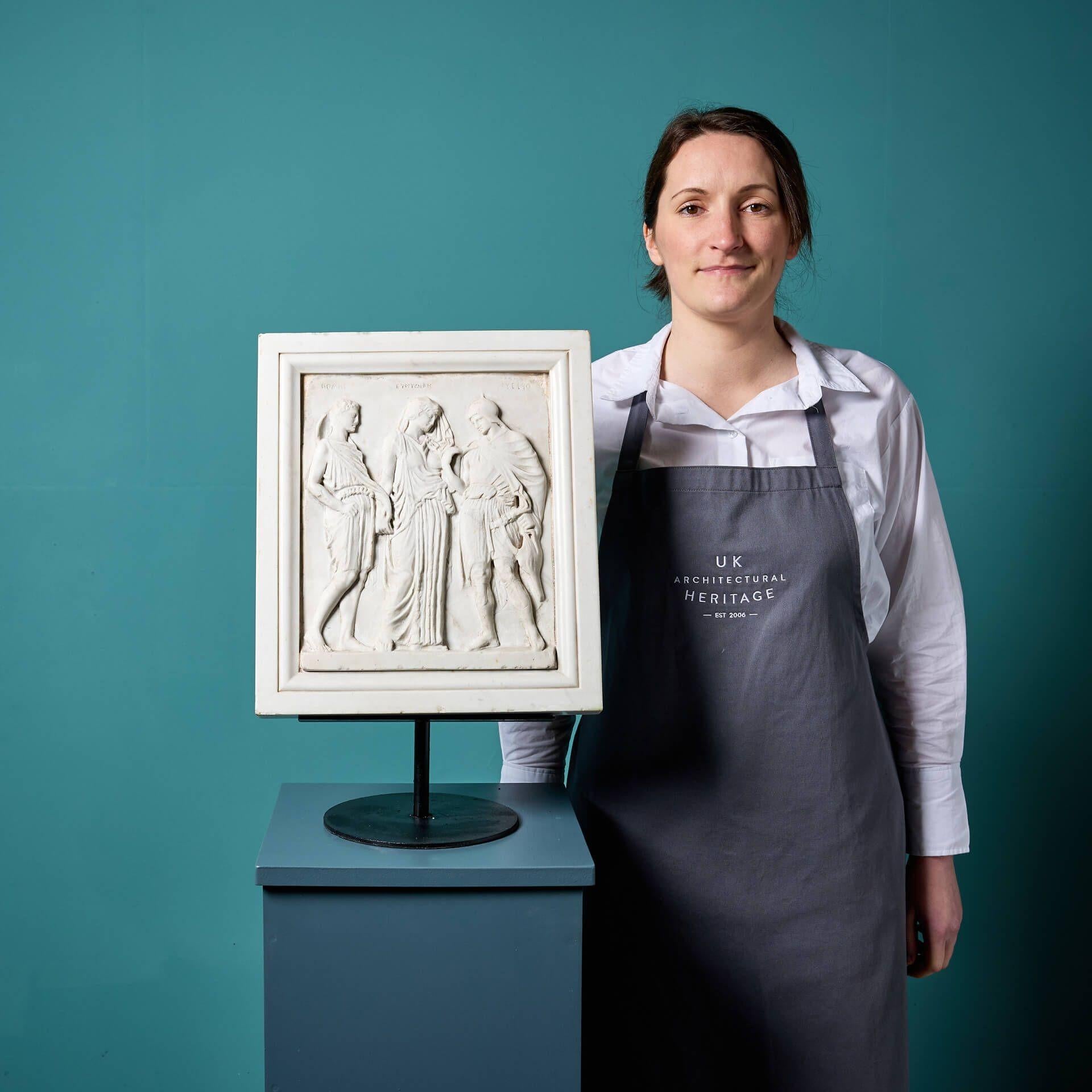 Une plaque originale de marbre blanc Grand Tour d'origine grecque représentant l'histoire d'Orphée et d'Eurydice après l'antiquité du Ve siècle avant J.-C. se trouve à la Villa Albani, à Rome.

Datant d'environ 1800, cette plaque est placée dans un