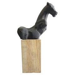 Escultura griega de un caballo, de Alfredo Lanz, terracota sobre base de mármol, Italia, década de 1970