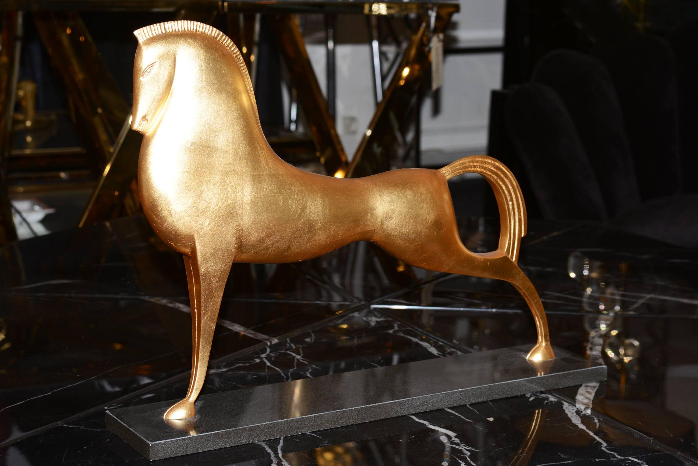 Sculpture Greek horse in solid bronze
in gold leaf finish on black marble base.
Base: L 50 x D 10 x H 1.7 cm.
 