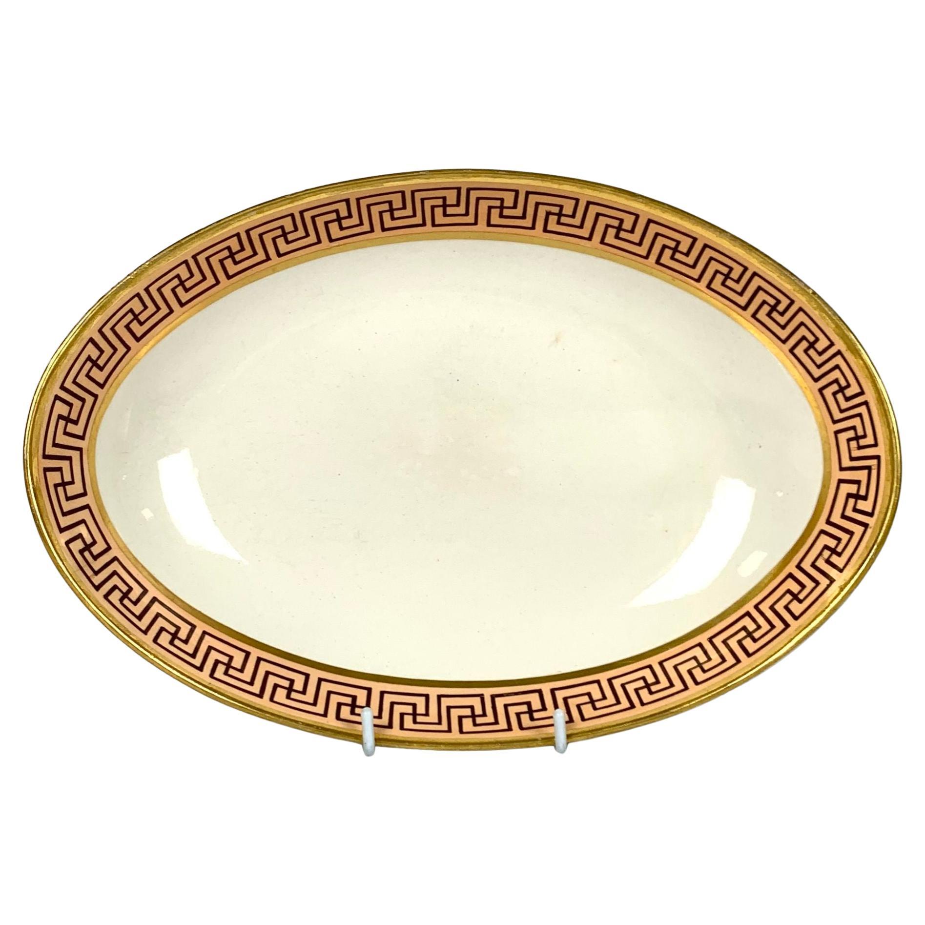Décoration de clés grecques sur un plat en céramique perlée anglaise de la période Régence, couleur pêche et violet