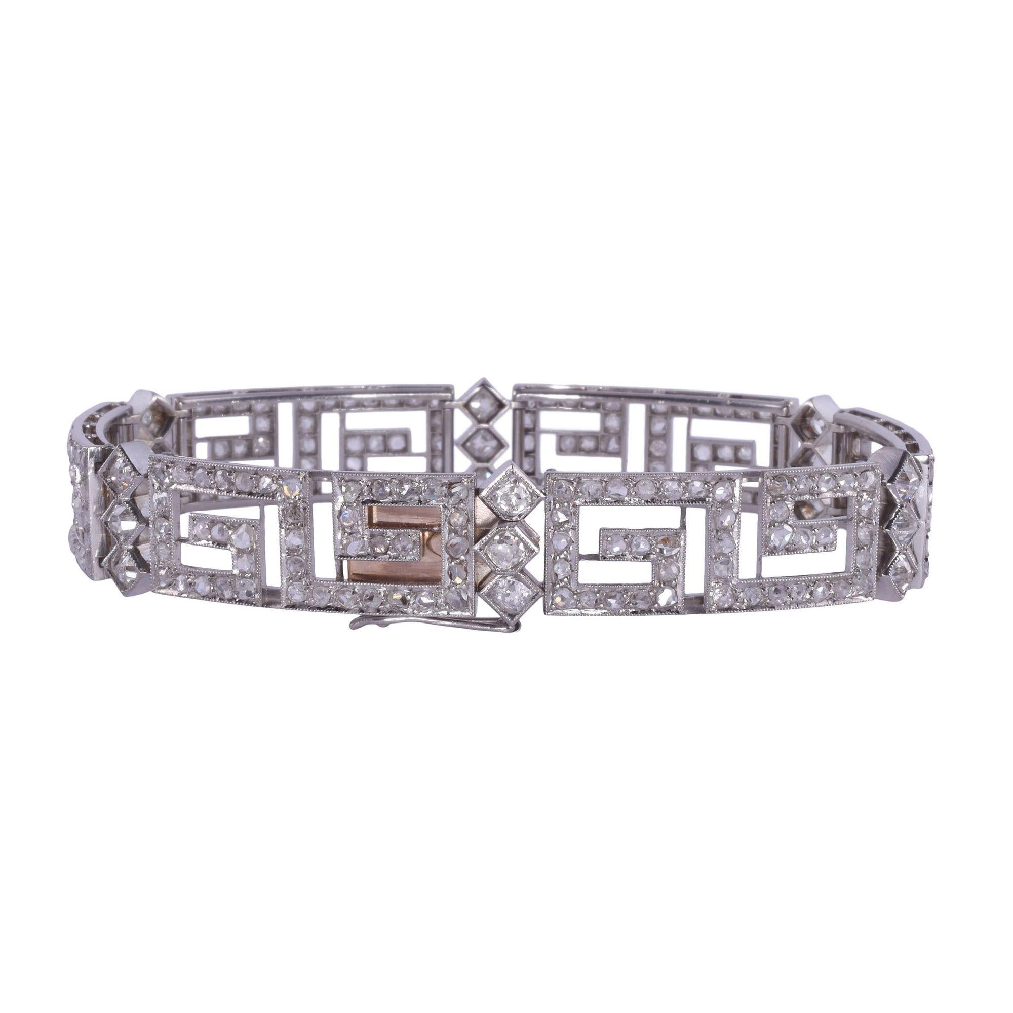Pulsera vintage de platino con diseño de llave griega y diamantes antiguos, circa 1950. Esta pulsera vintage está elaborada en platino y presenta 264 diamantes antiguos con un peso total de 3,50 quilates. Los tres eslabones de diamantes están