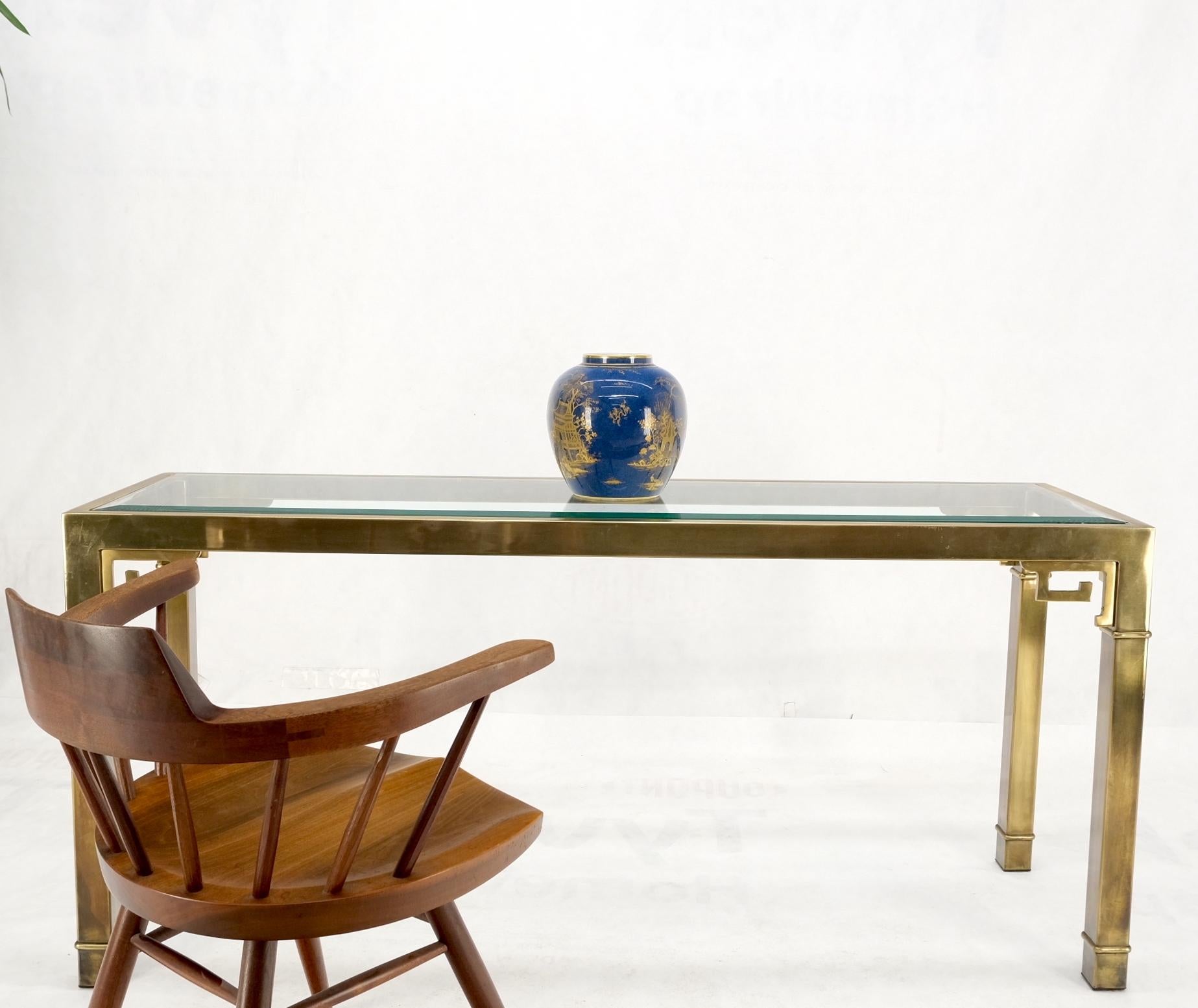 Table console de canapé Mastercraft carrée à profil en laiton massif avec plateau en verre à motif clé grecque 5