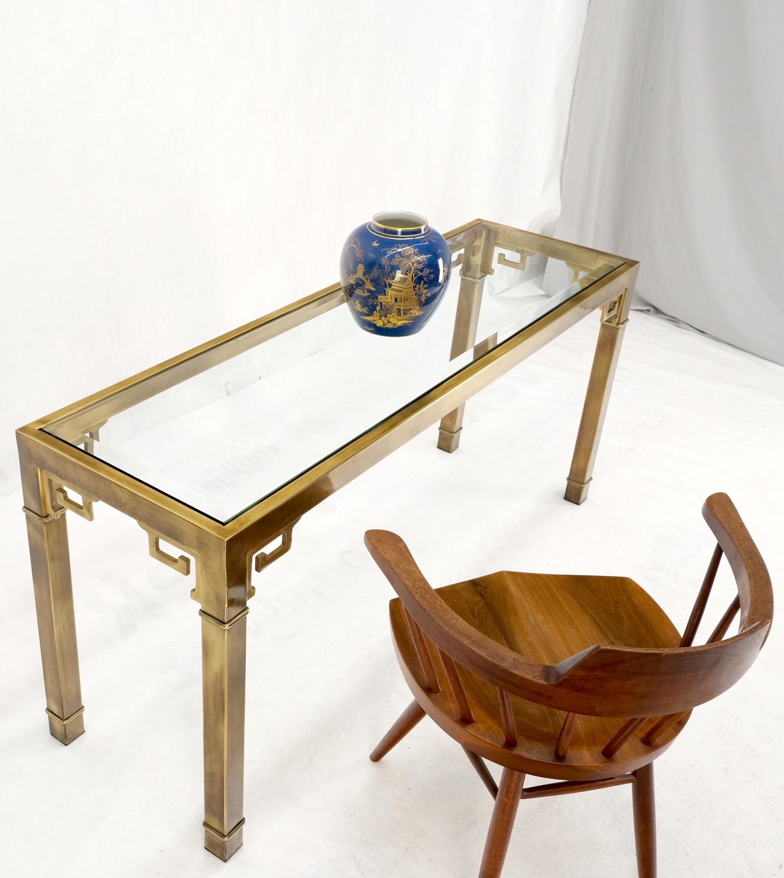 Table console de canapé Mastercraft carrée à profil en laiton massif avec plateau en verre à motif clé grecque 6
