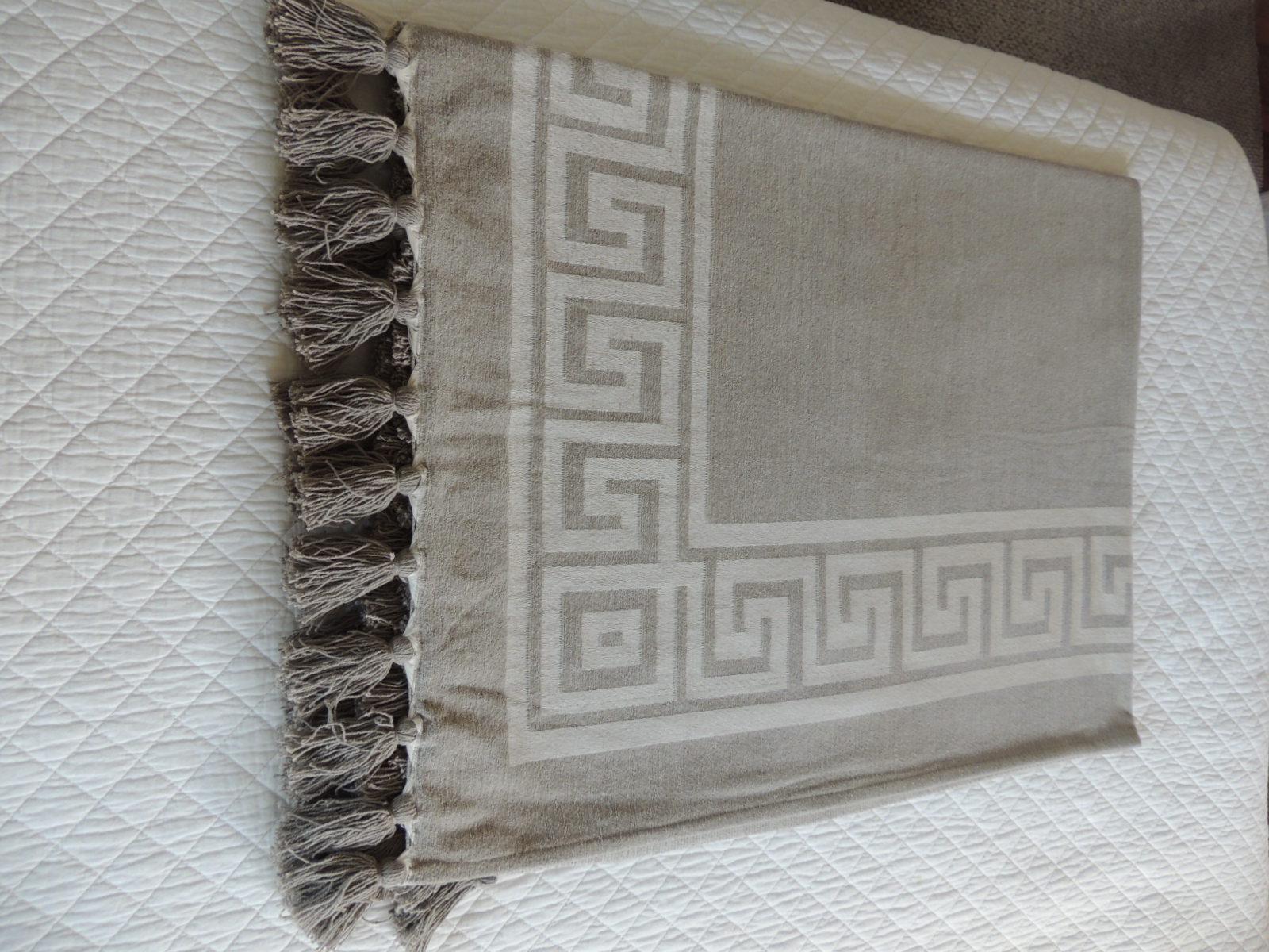 Greek key throw with tassels.
Dusty moss green and white chenille cotton fabric.
Size: 49