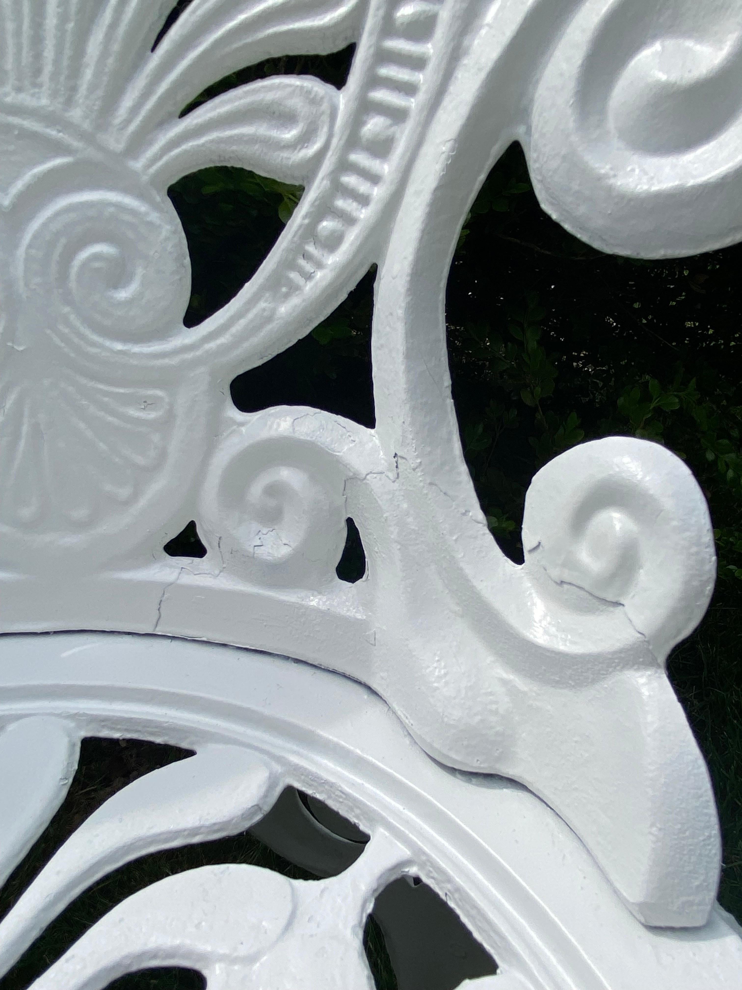 griechische Schlüssel-Gartenstühle aus weißem Aluminium im viktorianischen Stil, Paar im Angebot 2