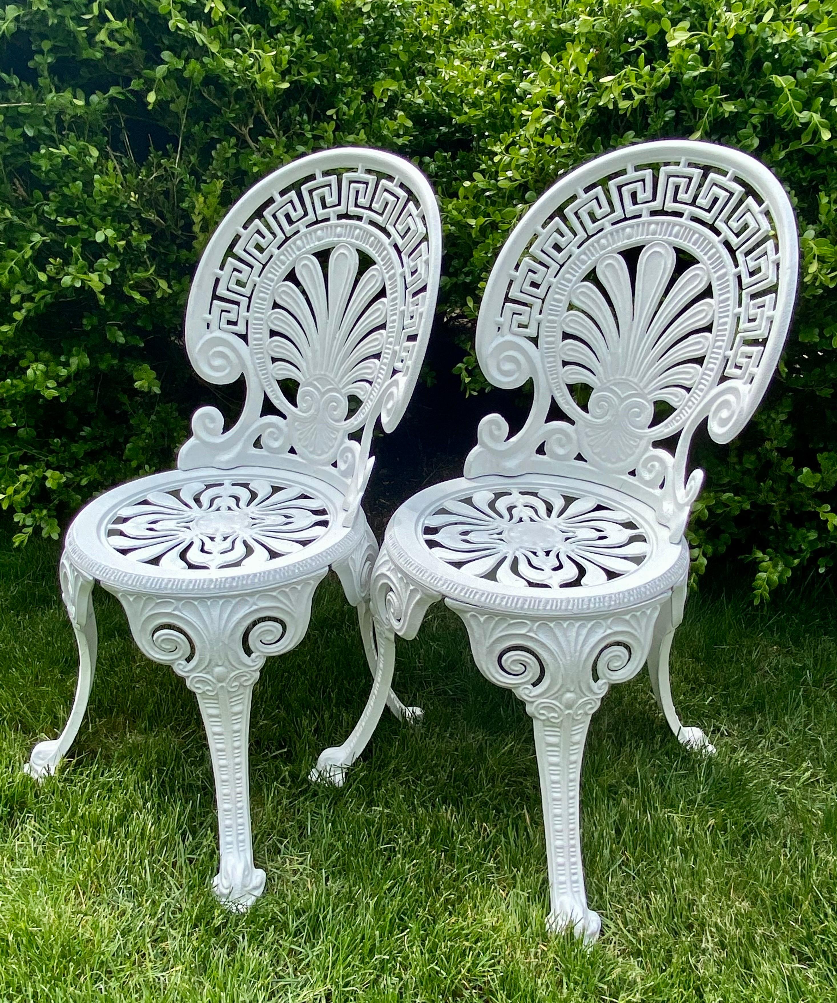 Victorien Paire de chaises de jardin en aluminium blanc de style victorien avec clé grecque en vente