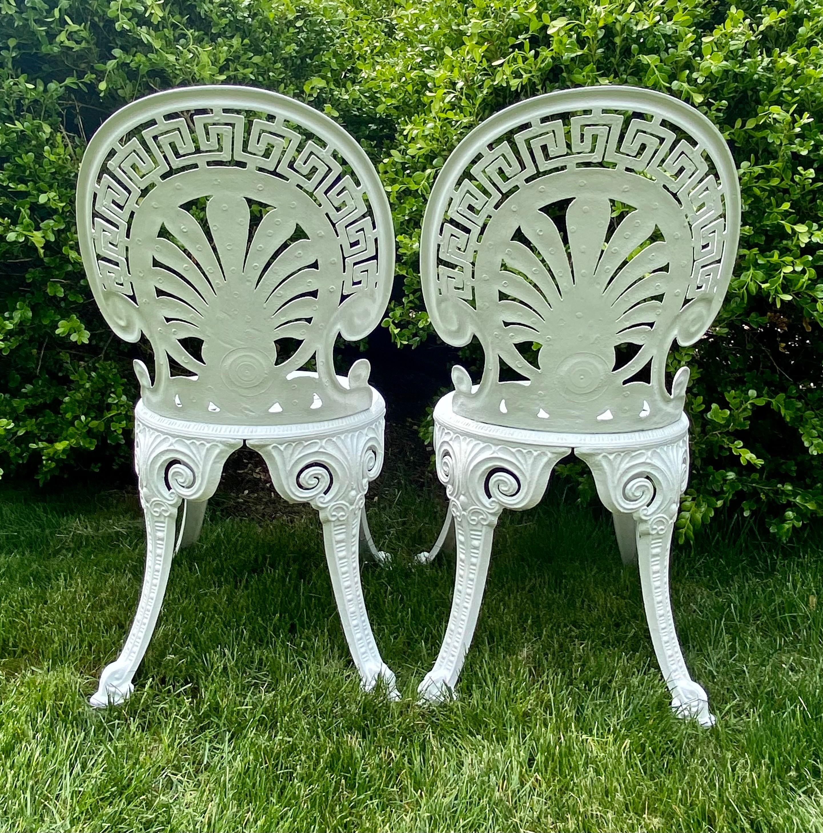 Peint Paire de chaises de jardin en aluminium blanc de style victorien avec clé grecque en vente