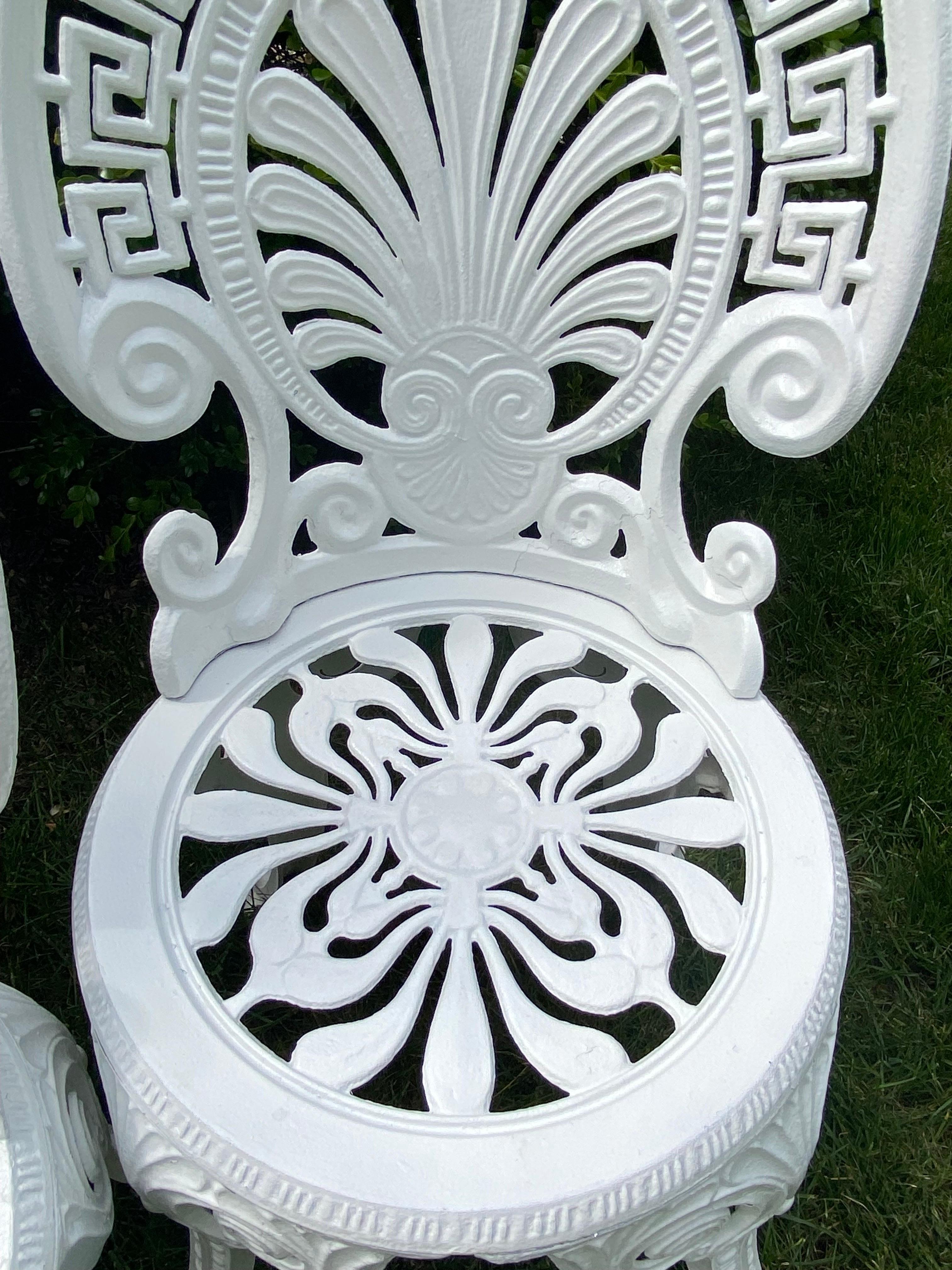 griechische Schlüssel-Gartenstühle aus weißem Aluminium im viktorianischen Stil, Paar im Zustand „Gut“ im Angebot in Lambertville, NJ