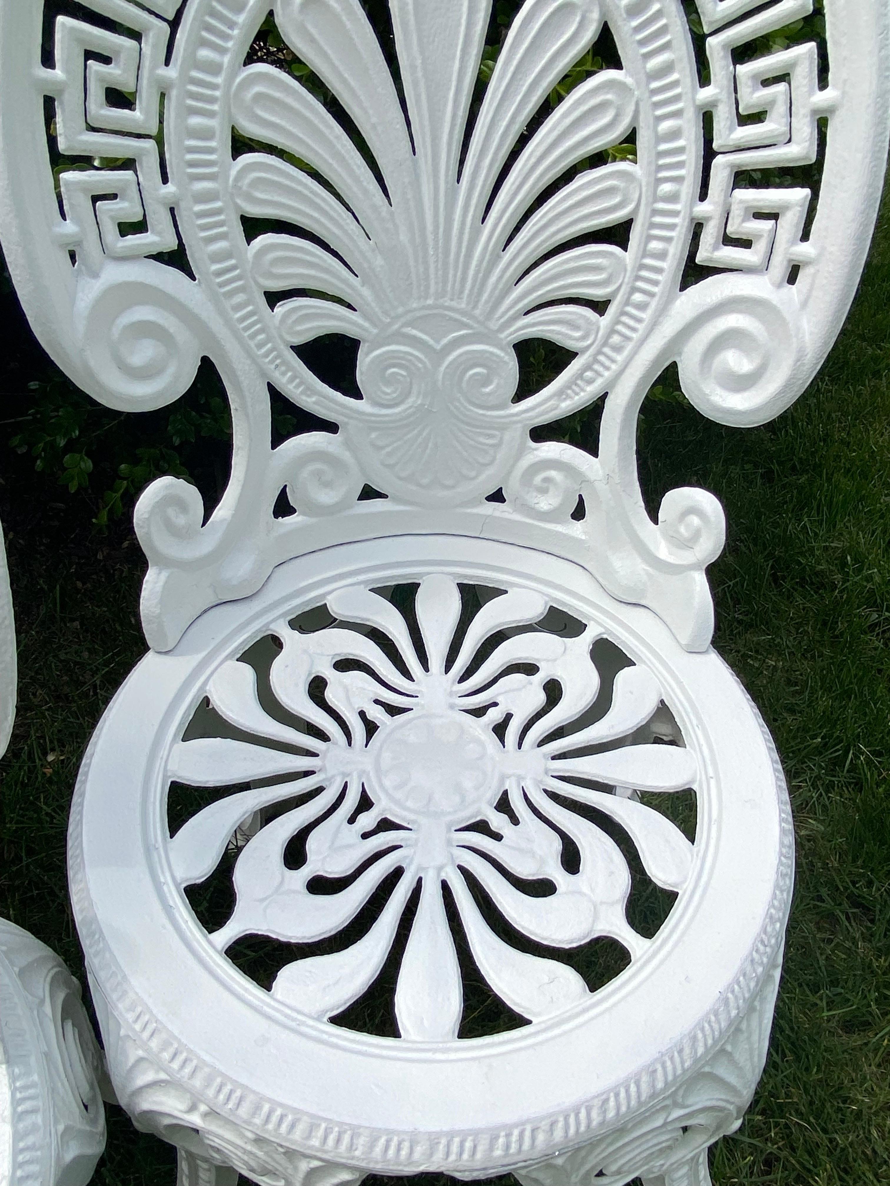 griechische Schlüssel-Gartenstühle aus weißem Aluminium im viktorianischen Stil, Paar (Gemalt) im Angebot