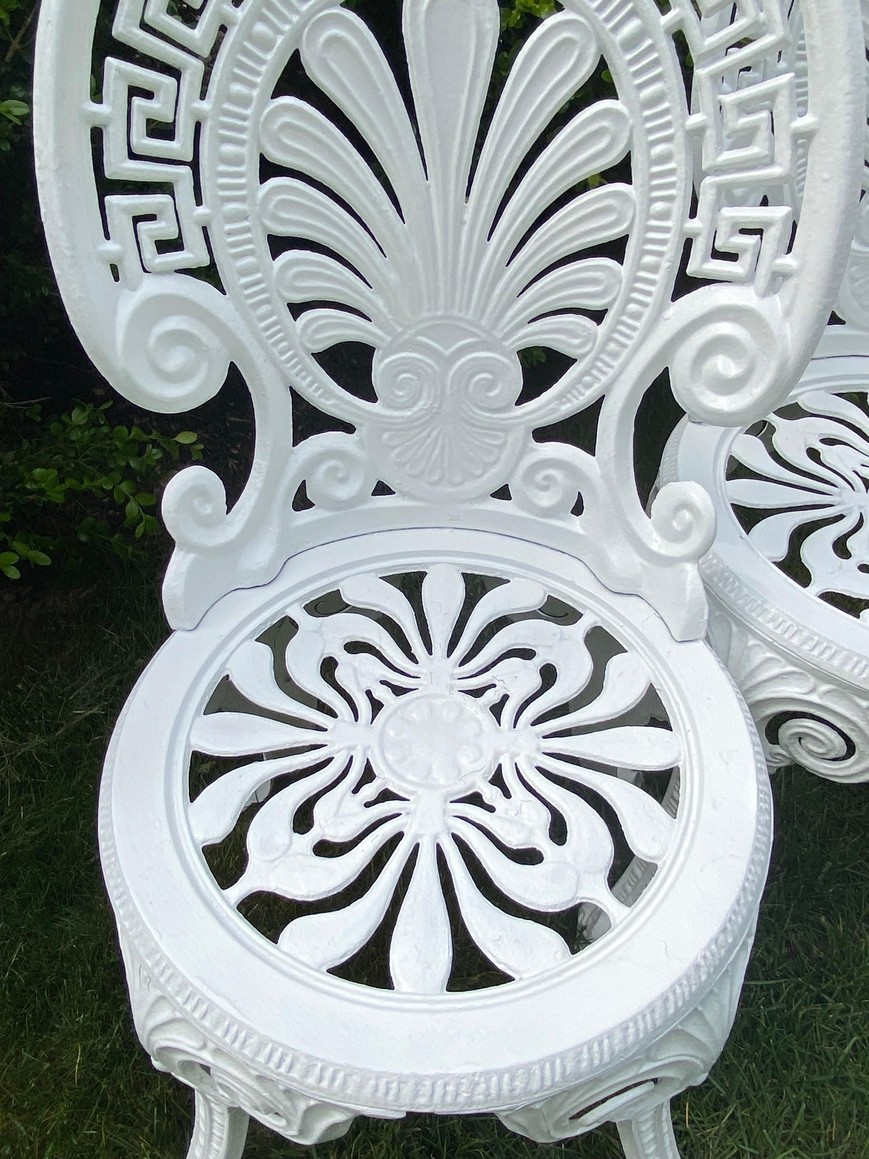 griechische Schlüssel-Gartenstühle aus weißem Aluminium im viktorianischen Stil, Paar im Zustand „Gut“ im Angebot in Lambertville, NJ