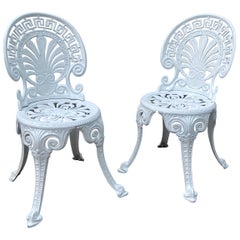 Paire de chaises de jardin en aluminium blanc de style victorien avec clé grecque